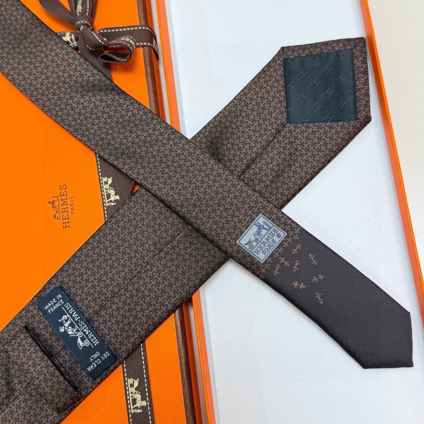 🌾男士新款领带系列【H标志图案领带】👔👔，稀有H家每年都有一千条不同印花的领带面世，从最初的多以几何图案
