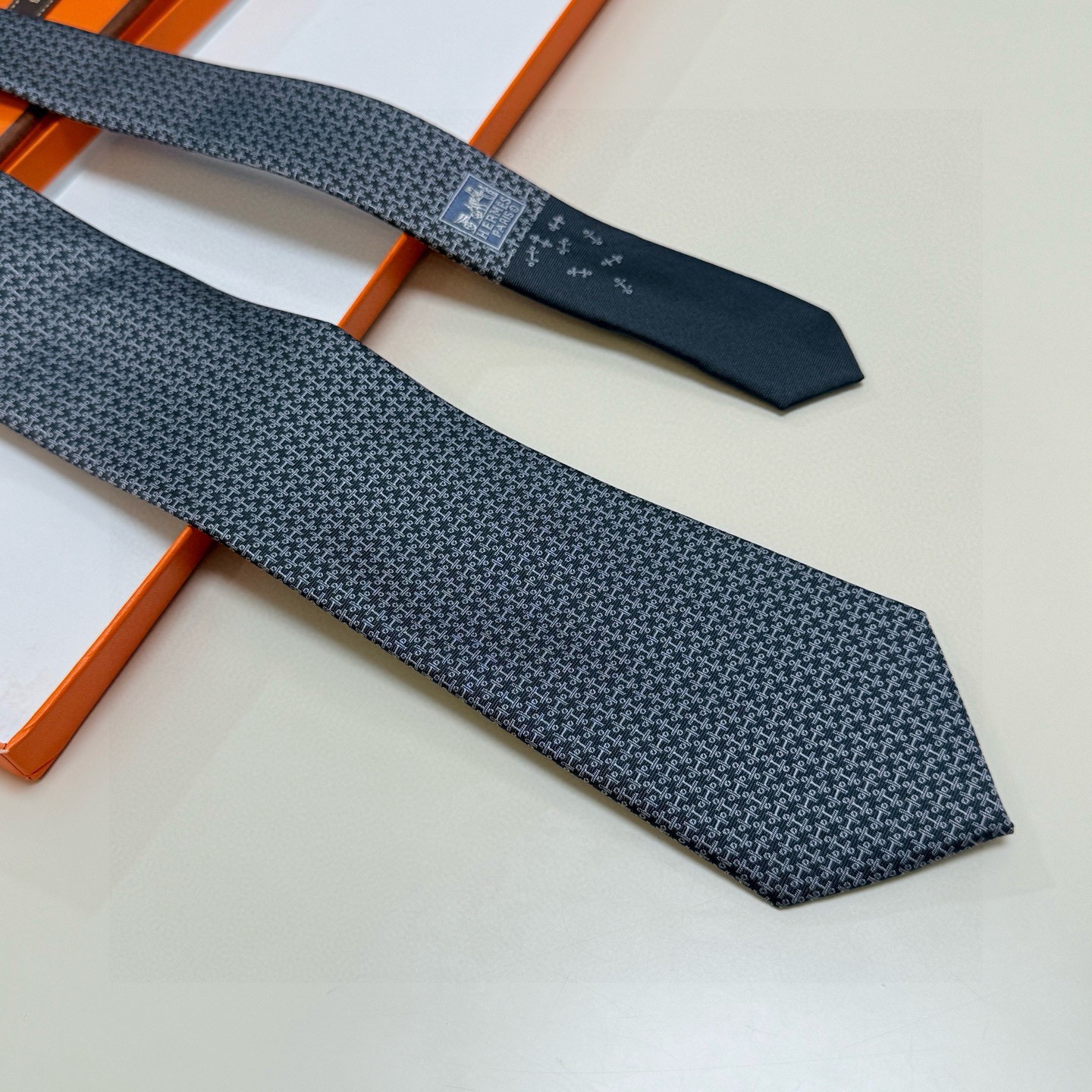 🌾男士新款领带系列【H标志图案领带】👔👔，稀有H家每年都有一千条不同印花的领带面世，从最初的多以几何图案