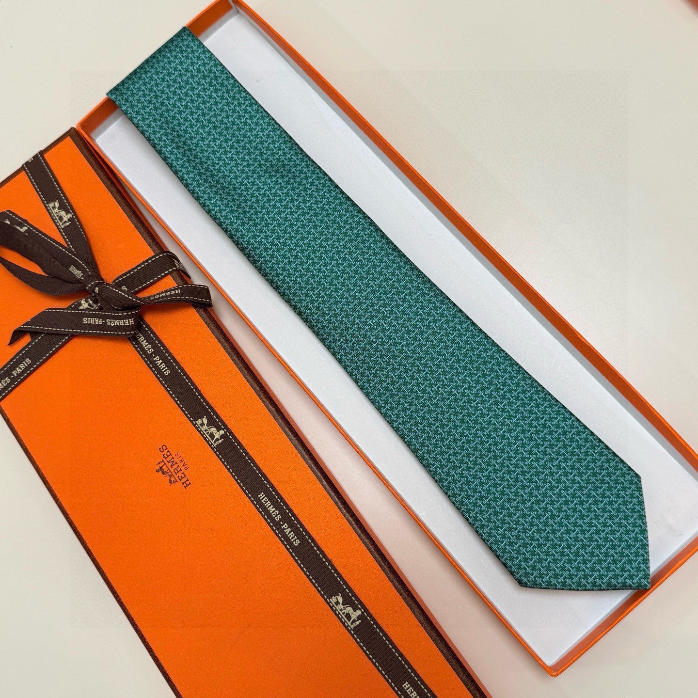 🌾男士新款领带系列【H标志图案领带】👔👔，稀有H家每年都有一千条不同印花的领带面世，从最初的多以几何图案