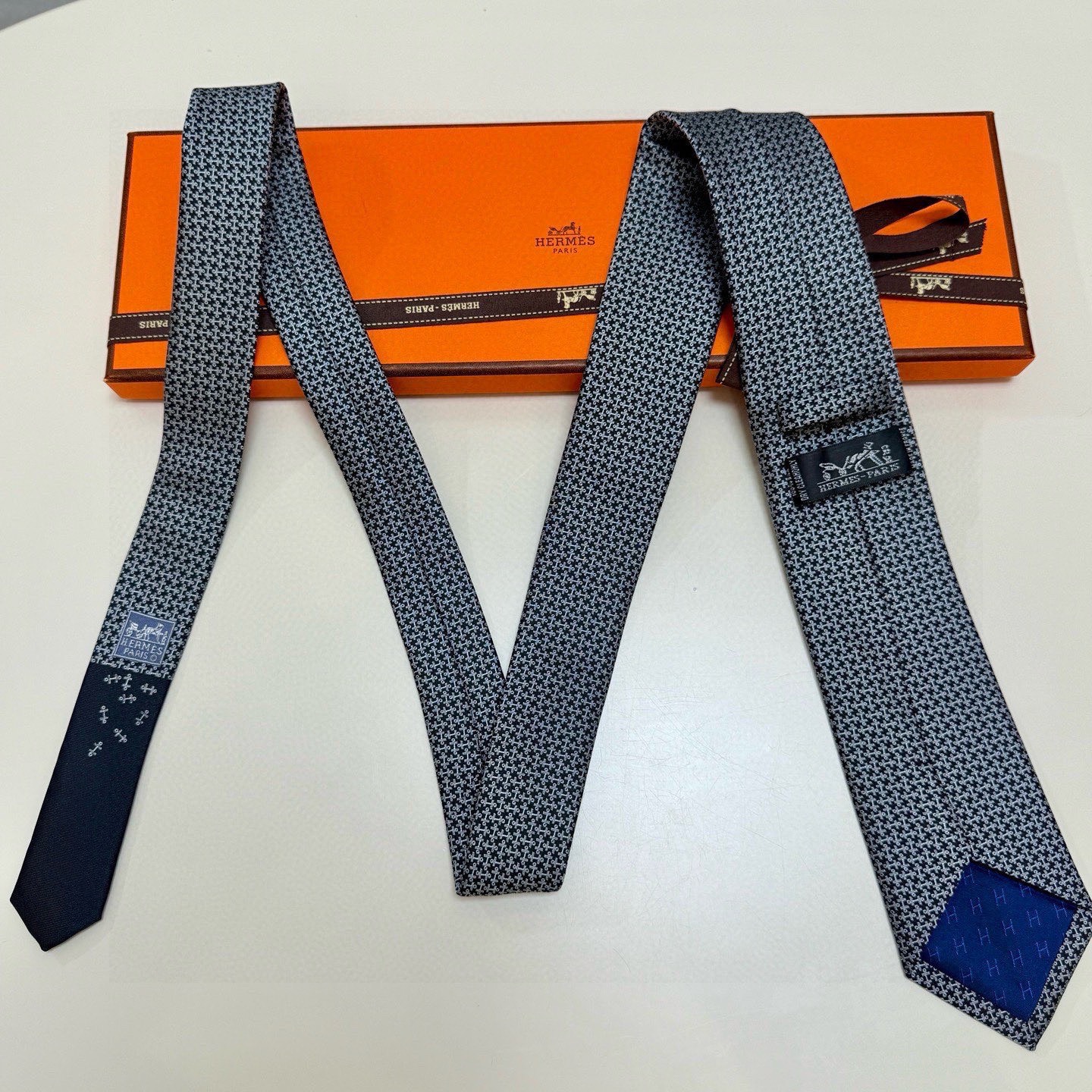 🌾男士新款领带系列【H标志图案领带】👔👔，稀有H家每年都有一千条不同印花的领带面世，从最初的多以几何图案