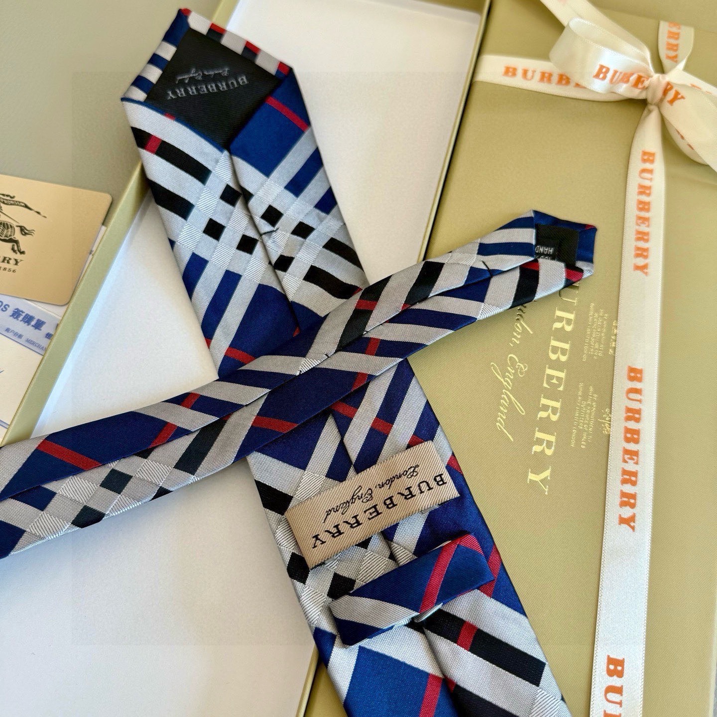 🌾B家专柜同步💖💖👔👔男士【英伦格纹领带】，稀有😻😻展现精湛手工与时尚优雅的理想选择，这款采用B家最具标