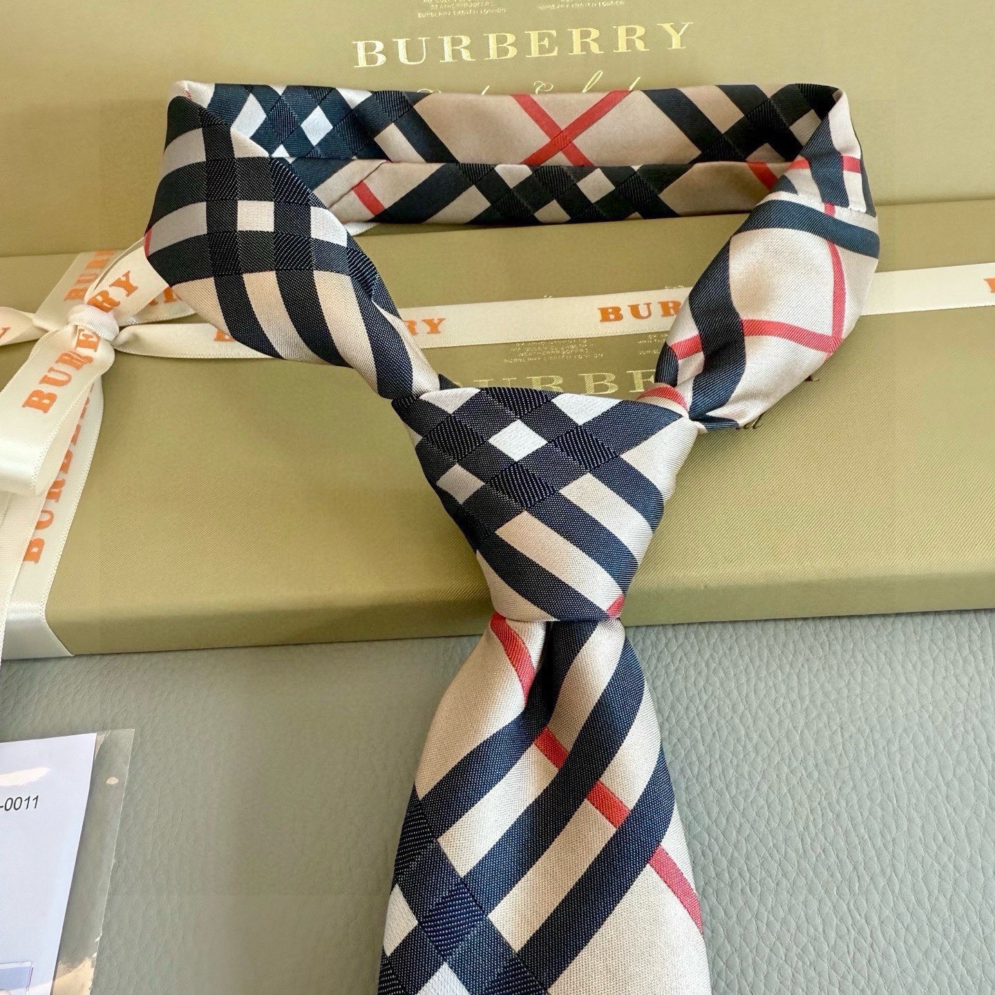 🌾B家专柜同步💖💖👔👔男士【英伦格纹领带】，稀有😻😻展现精湛手工与时尚优雅的理想选择，这款采用B家最具标