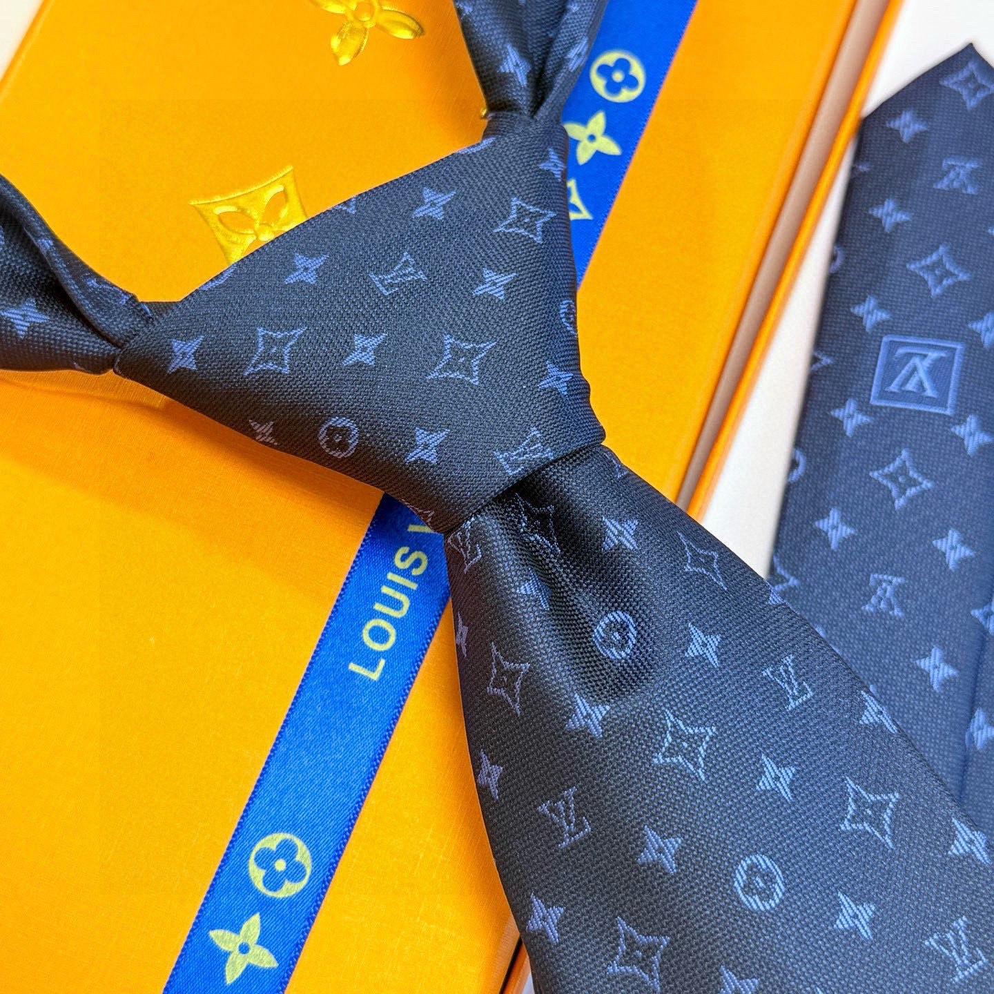 🌾LV男士领带系列👔👔，稀有😻😻展现精湛手工与时尚优雅的理想选择，此款真丝织就的Diamonds V领带