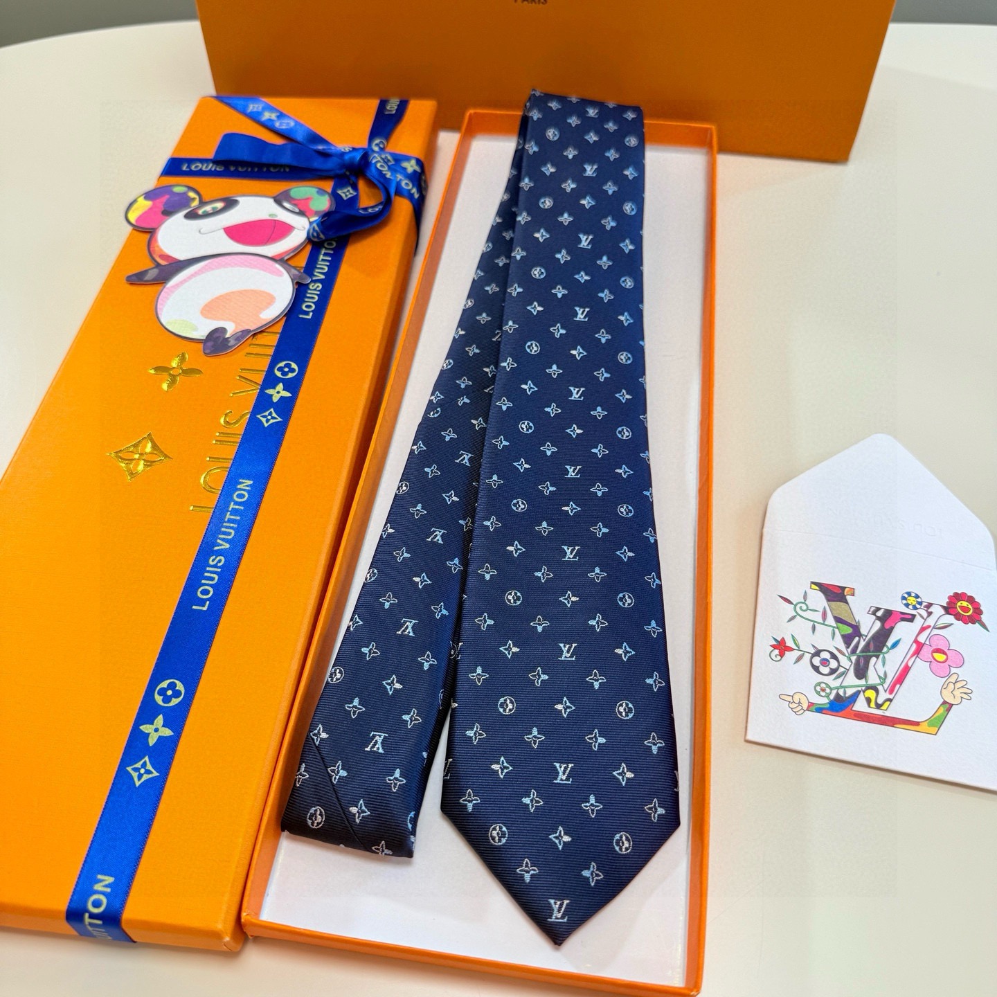 🌾LV男士领带系列👔👔，稀有😻😻展现精湛手工与时尚优雅的理想选择，此款真丝织就的Diamonds V领带