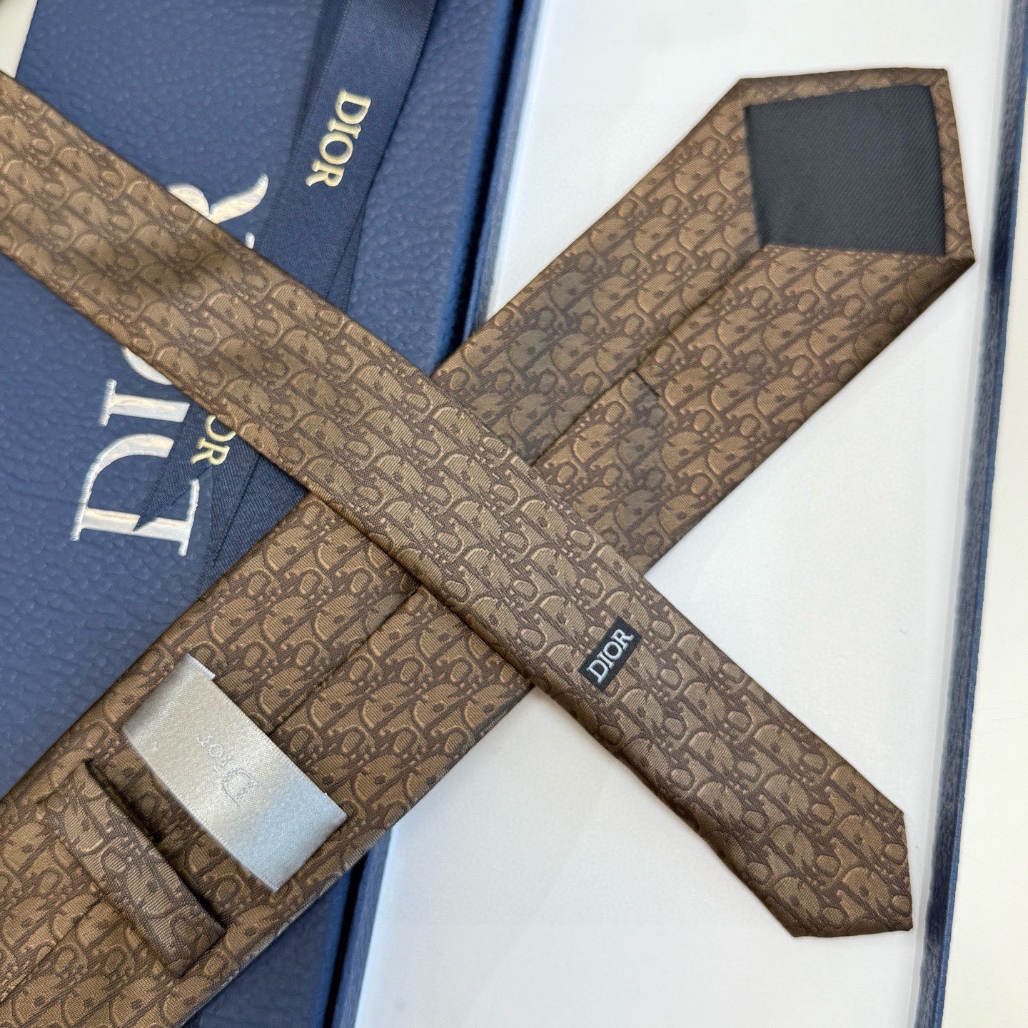 🌾 爆款到，6色👏👏迪奥新款领带💖💖 👔👔Dior男士，稀有😻😻展现精湛手工与时尚优雅的理想选择，这款采