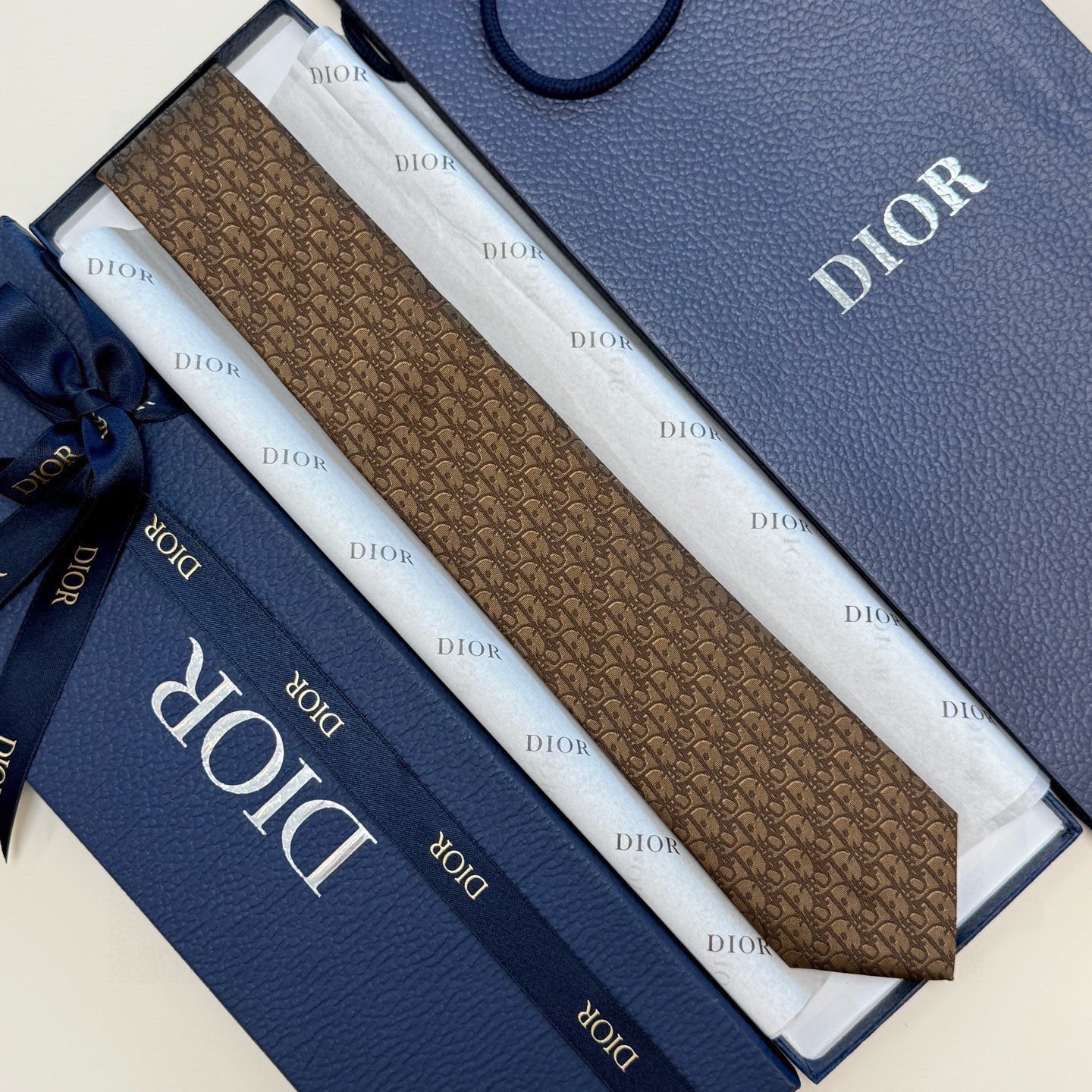 🌾 爆款到，6色👏👏迪奥新款领带💖💖 👔👔Dior男士，稀有😻😻展现精湛手工与时尚优雅的理想选择，这款采