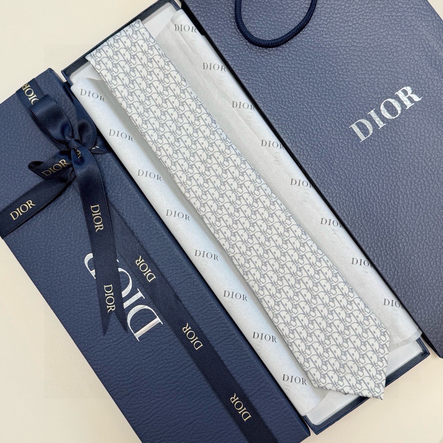 🌾 爆款到，6色👏👏迪奥新款领带💖💖 👔👔Dior男士，稀有😻😻展现精湛手工与时尚优雅的理想选择，这款采