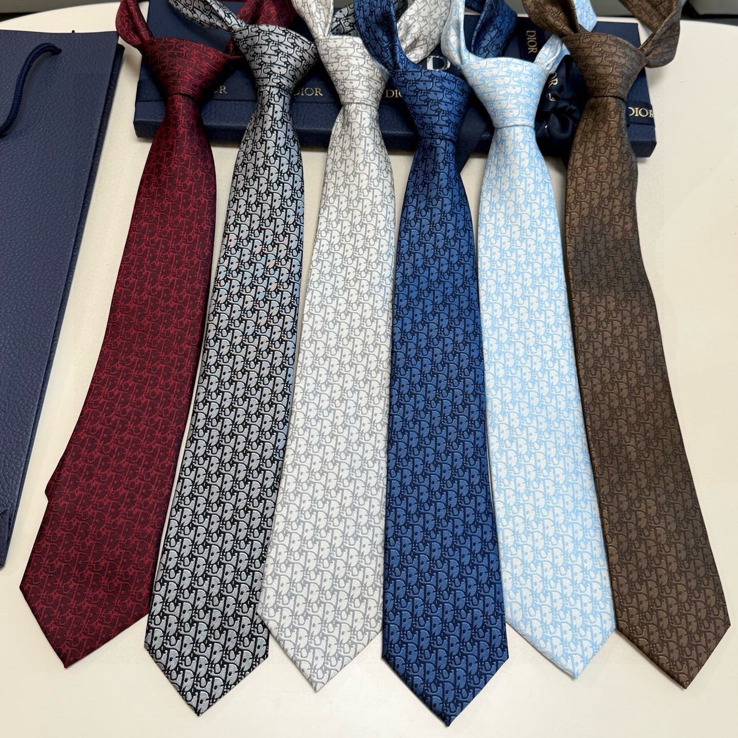 🌾 爆款到，6色👏👏迪奥新款领带💖💖 👔👔Dior男士，稀有😻😻展现精湛手工与时尚优雅的理想选择，这款采