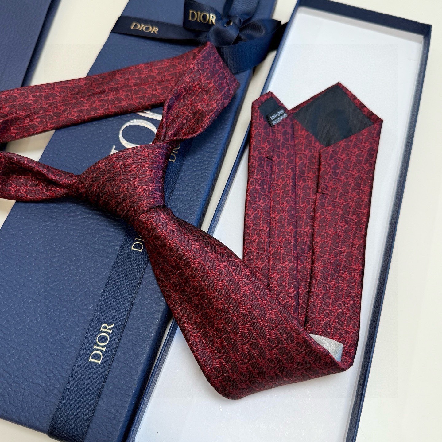 🌾 爆款到，6色👏👏迪奥新款领带💖💖 👔👔Dior男士，稀有😻😻展现精湛手工与时尚优雅的理想选择，这款采