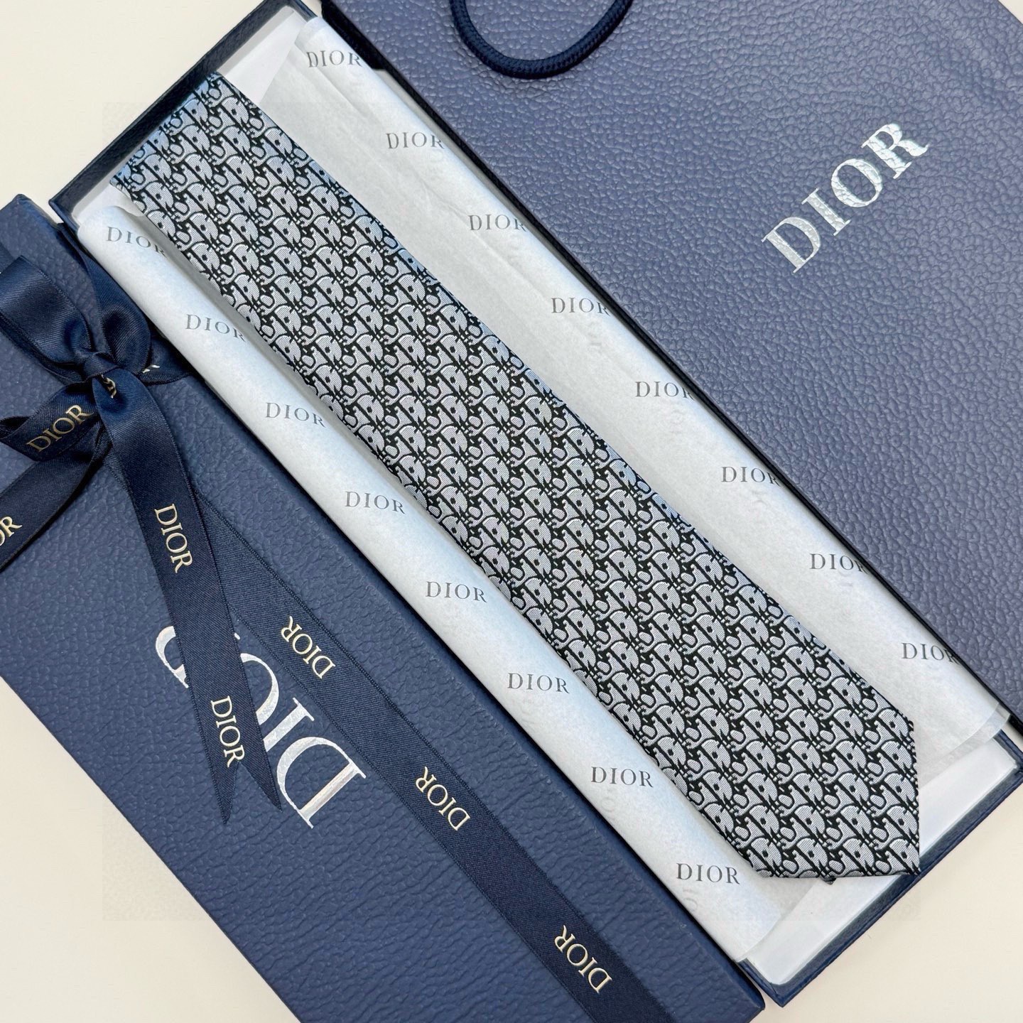 🌾 爆款到，6色👏👏迪奥新款领带💖💖 👔👔Dior男士，稀有😻😻展现精湛手工与时尚优雅的理想选择，这款采