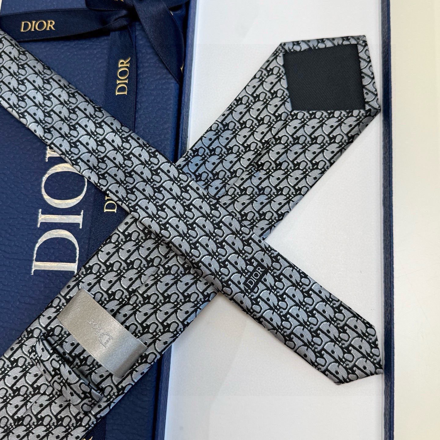 🌾 爆款到，6色👏👏迪奥新款领带💖💖 👔👔Dior男士，稀有😻😻展现精湛手工与时尚优雅的理想选择，这款采
