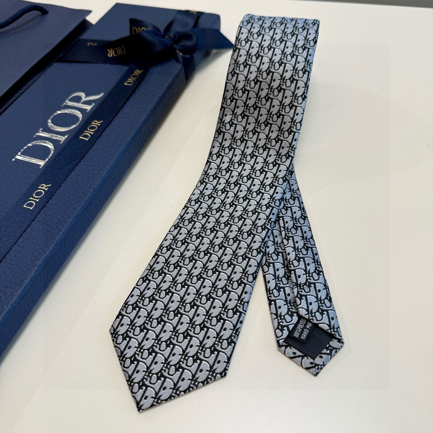🌾 爆款到，6色👏👏迪奥新款领带💖💖 👔👔Dior男士，稀有😻😻展现精湛手工与时尚优雅的理想选择，这款采