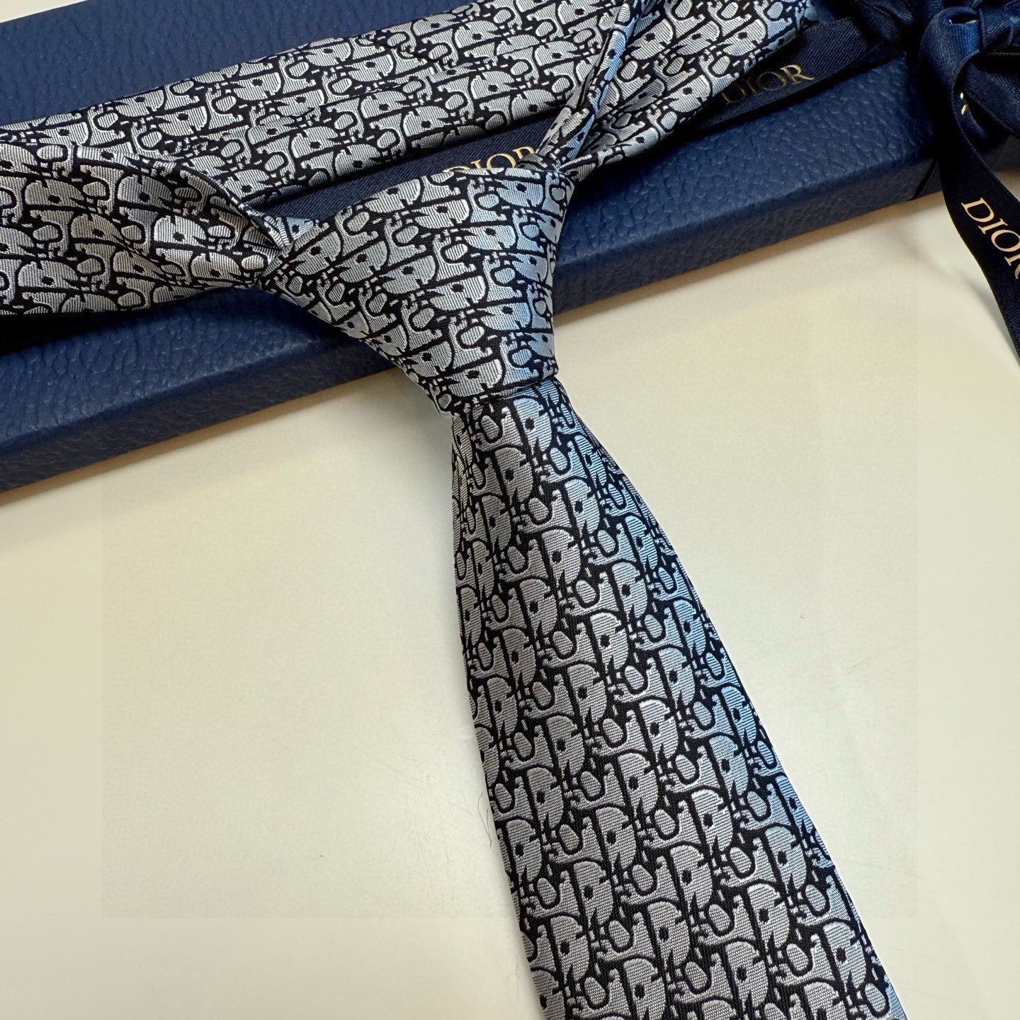 🌾 爆款到，6色👏👏迪奥新款领带💖💖 👔👔Dior男士，稀有😻😻展现精湛手工与时尚优雅的理想选择，这款采