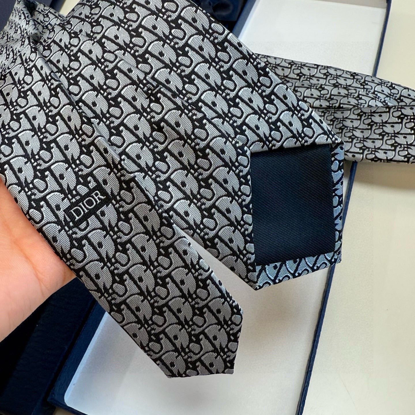 🌾 爆款到，6色👏👏迪奥新款领带💖💖 👔👔Dior男士，稀有😻😻展现精湛手工与时尚优雅的理想选择，这款采