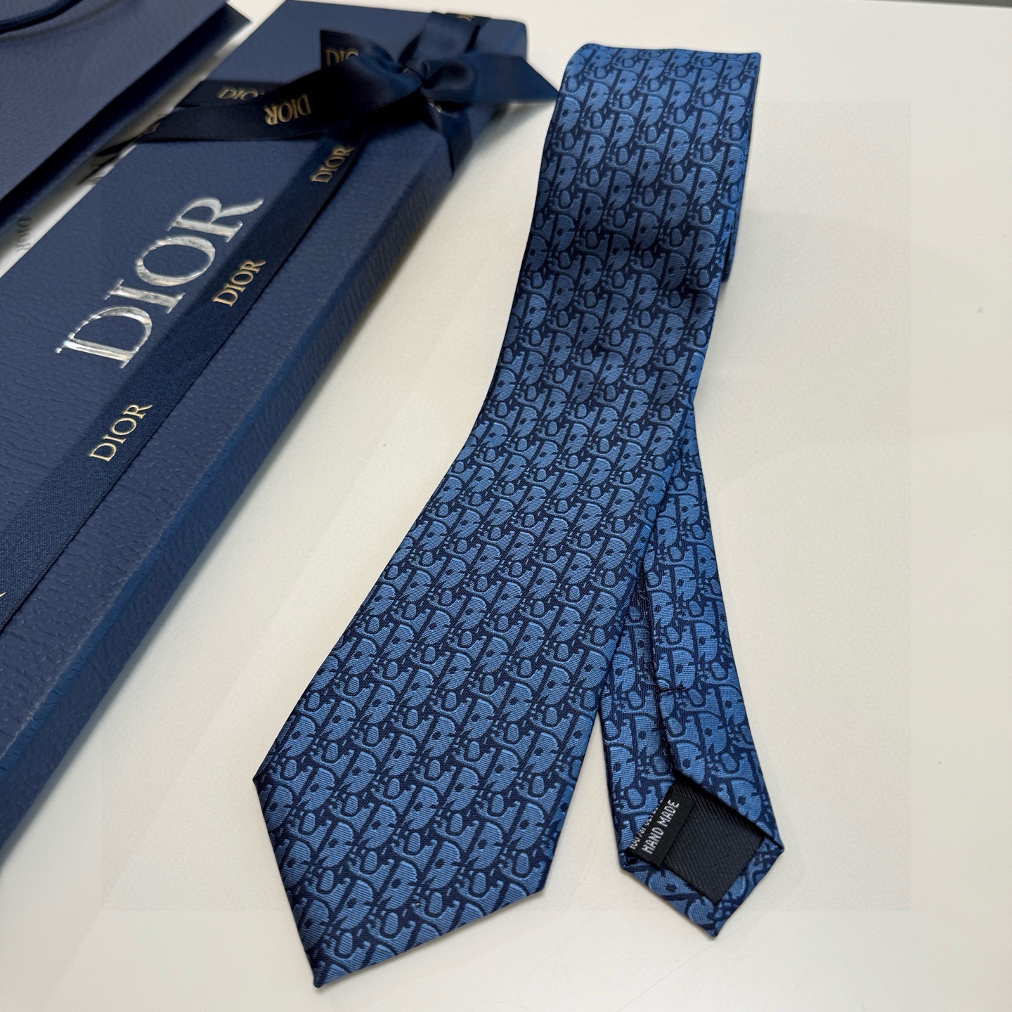 🌾 爆款到，6色👏👏迪奥新款领带💖💖 👔👔Dior男士，稀有😻😻展现精湛手工与时尚优雅的理想选择，这款采