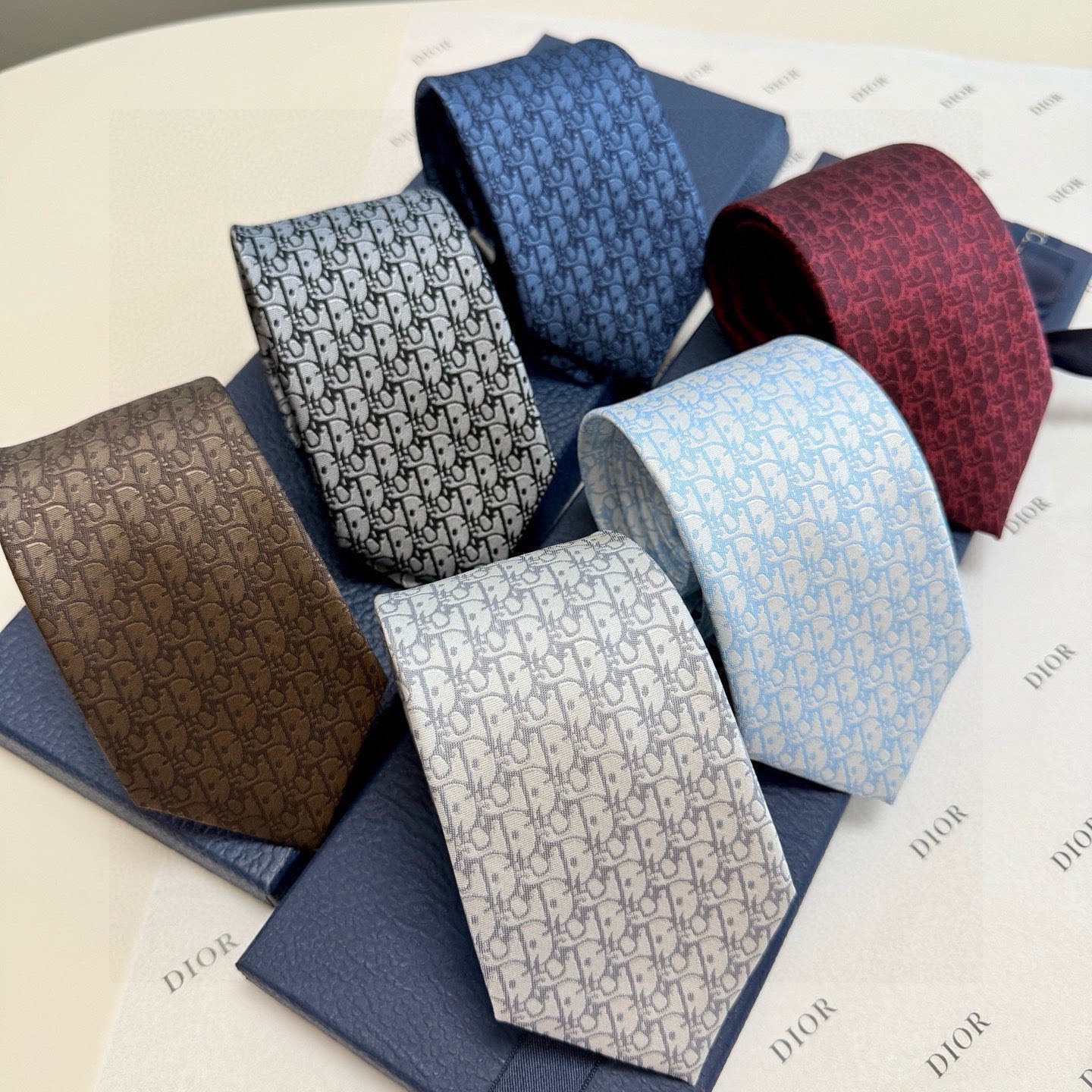 NO:710540,Special hot item, 6-color Dior new tie Dior men, a rare and ideal choice to show exquisite craftsmanship and fashion elegance. This tie is made of the DO family's most classic and iconic LOGO jacquard, which is interpreted in the same tone to show a more elegant style. It allows men to fully display their personality. Top-quality handmade custom ties, ties, dior, dior, ties19860909特 爆款到,6色迪奥新款领带 Dior男士,稀有展现精湛手工与时尚优雅的理想选择,这款采用DO家最经典极具标志性LOGO提花制成的领带,以同色调手法演绎的更显雅致风范.让男士可以充分展示自己个性.顶级手工定制领带,领带,dior,dior,ties,accessory