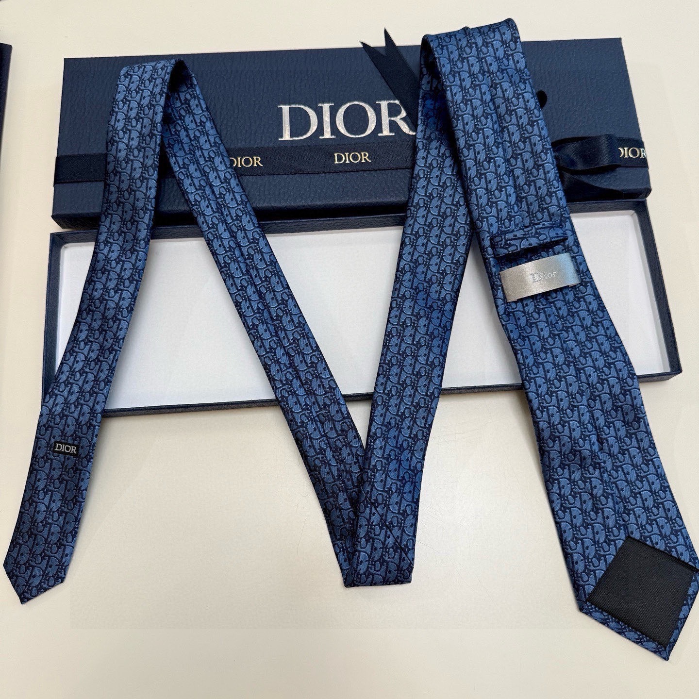 🌾 爆款到，6色👏👏迪奥新款领带💖💖 👔👔Dior男士，稀有😻😻展现精湛手工与时尚优雅的理想选择，这款采