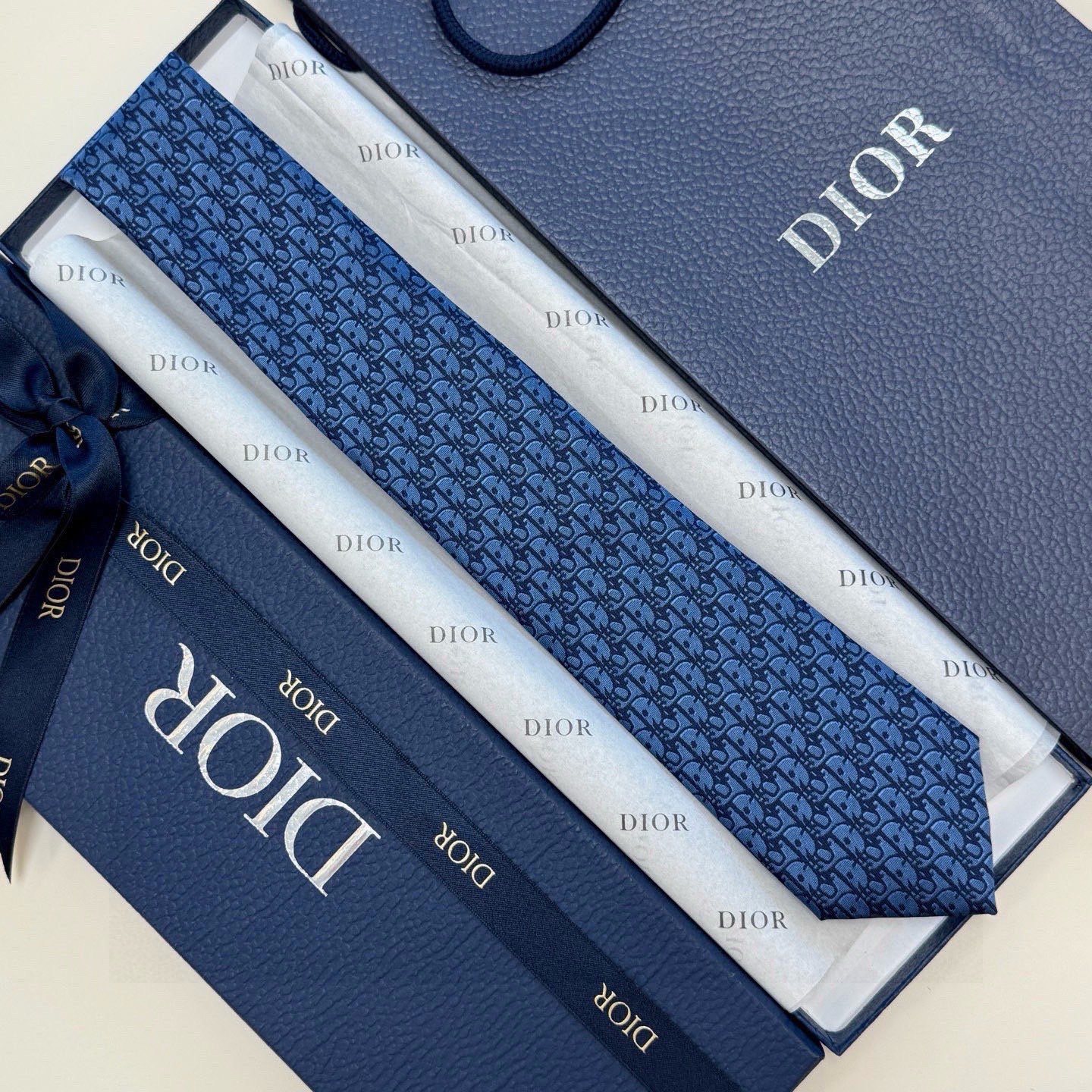 🌾 爆款到，6色👏👏迪奥新款领带💖💖 👔👔Dior男士，稀有😻😻展现精湛手工与时尚优雅的理想选择，这款采
