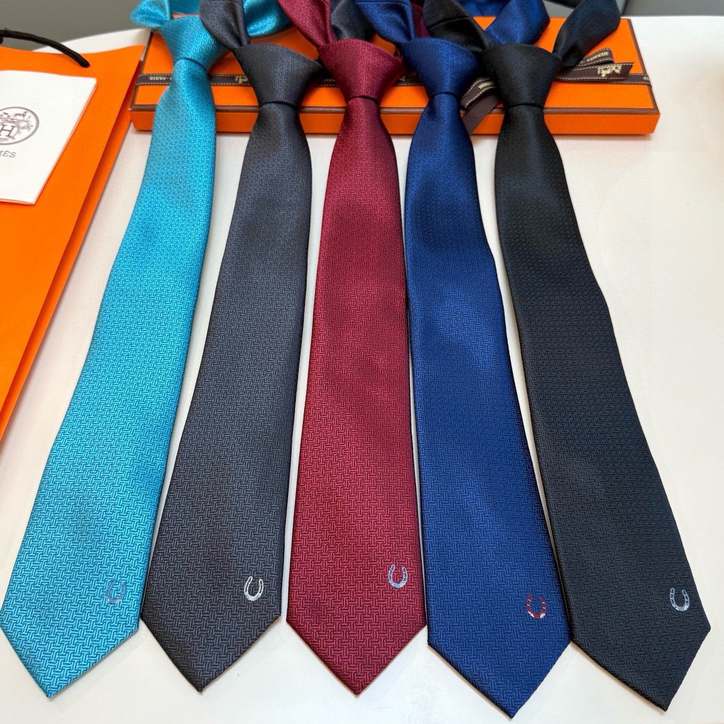 P🌾新款爱马仕领带，官方同步Unie Fer a Cheval领带 👔👔，稀有H家每年都有一千条不同印花