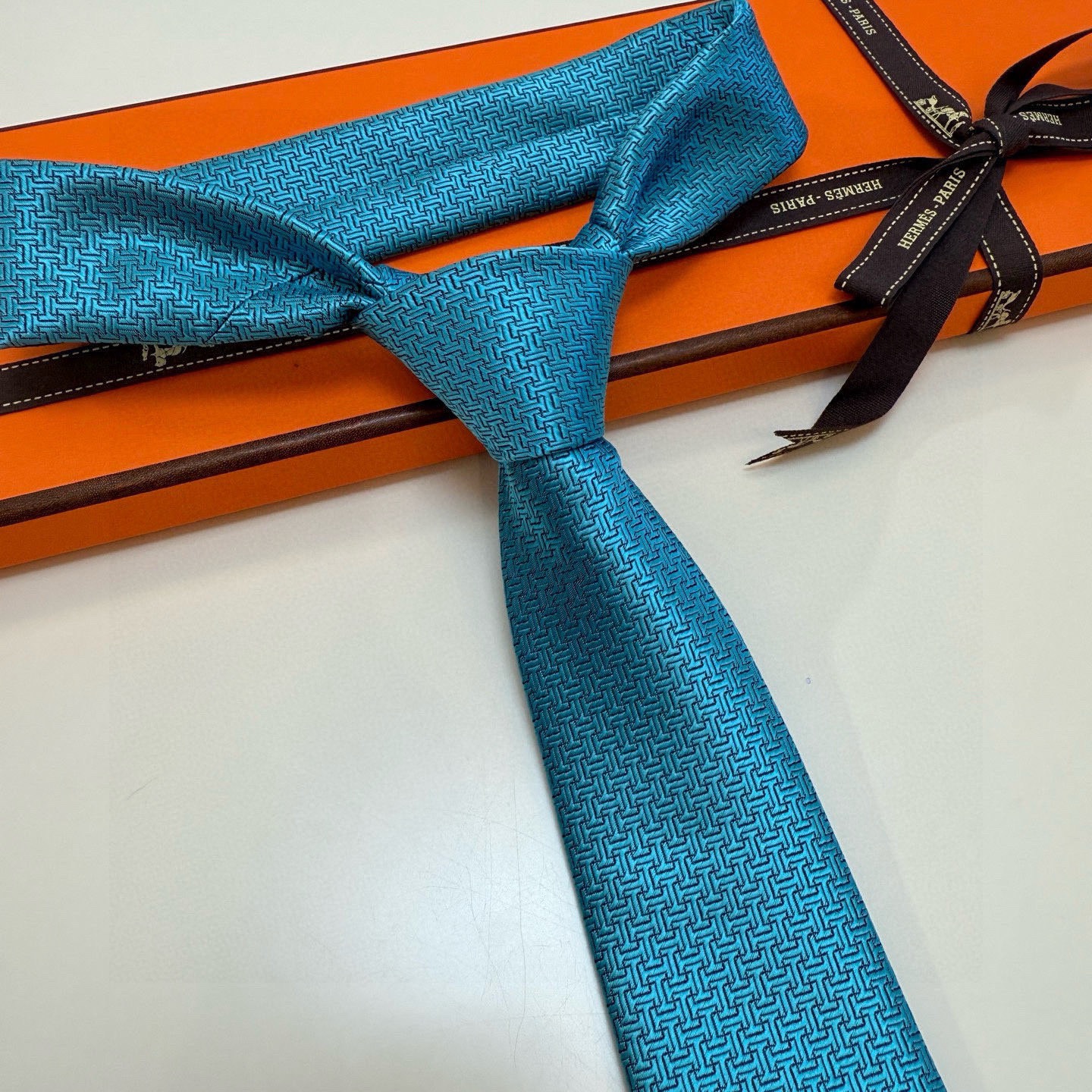 P🌾新款爱马仕领带，官方同步Unie Fer a Cheval领带 👔👔，稀有H家每年都有一千条不同印花