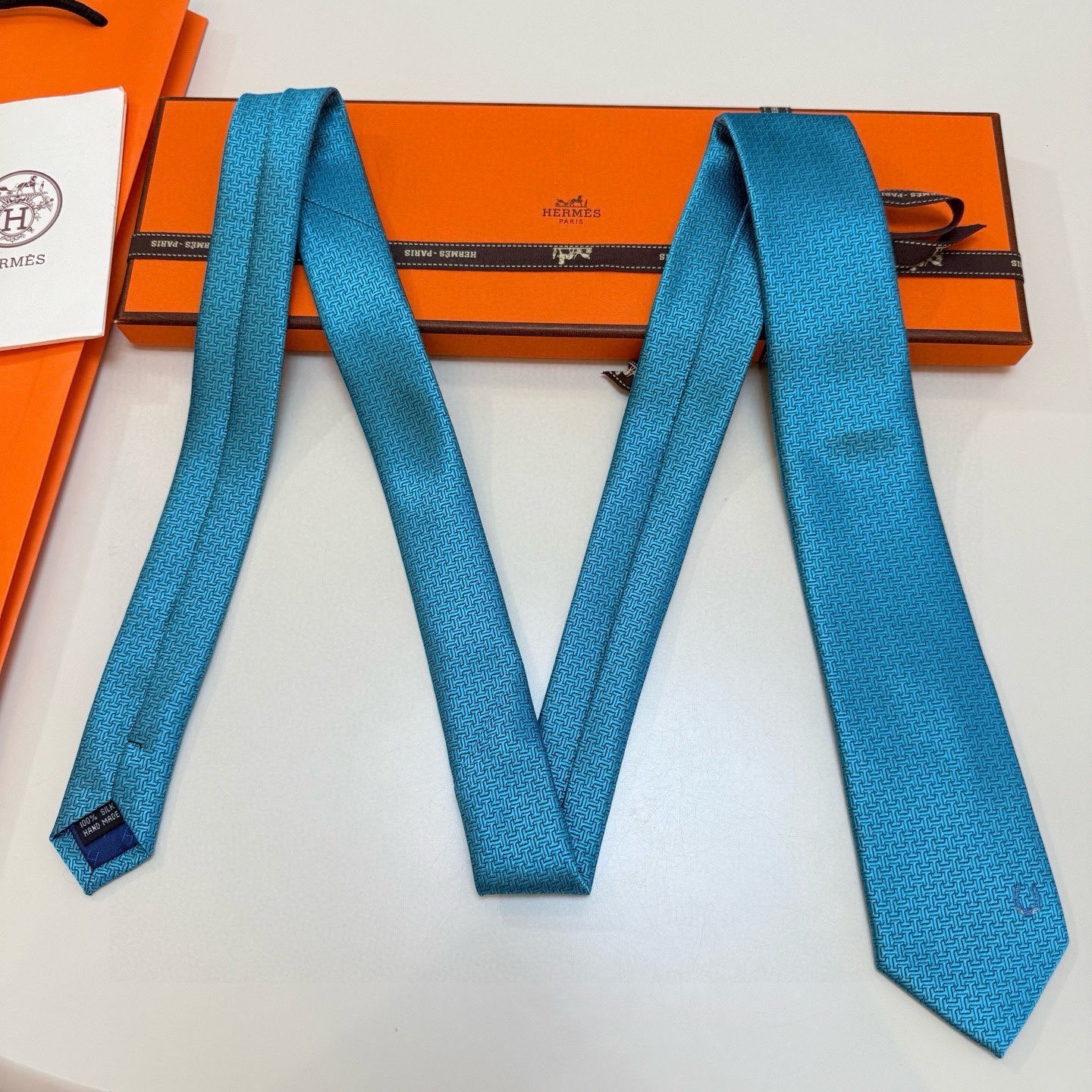 P🌾新款爱马仕领带，官方同步Unie Fer a Cheval领带 👔👔，稀有H家每年都有一千条不同印花
