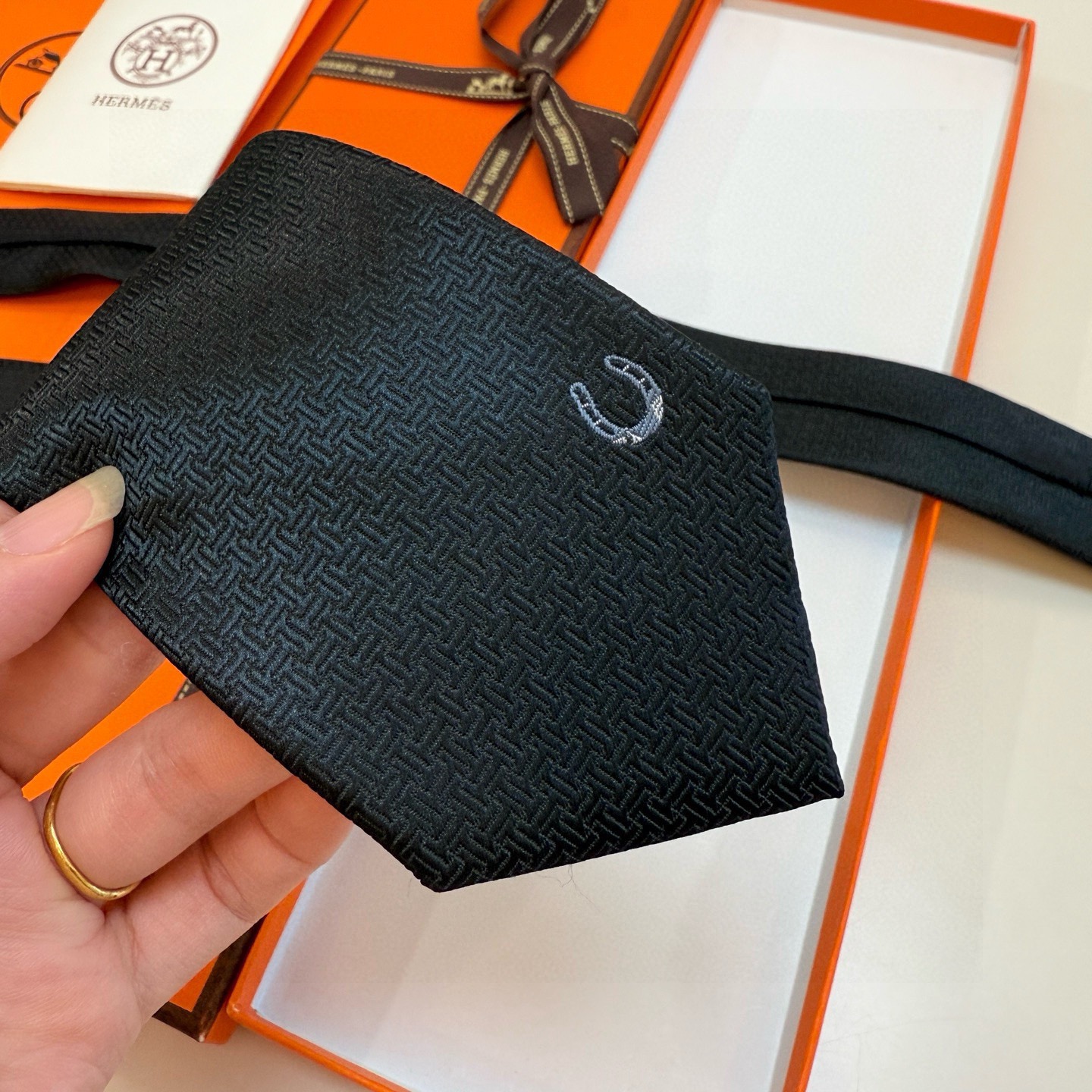 P🌾新款爱马仕领带，官方同步Unie Fer a Cheval领带 👔👔，稀有H家每年都有一千条不同印花