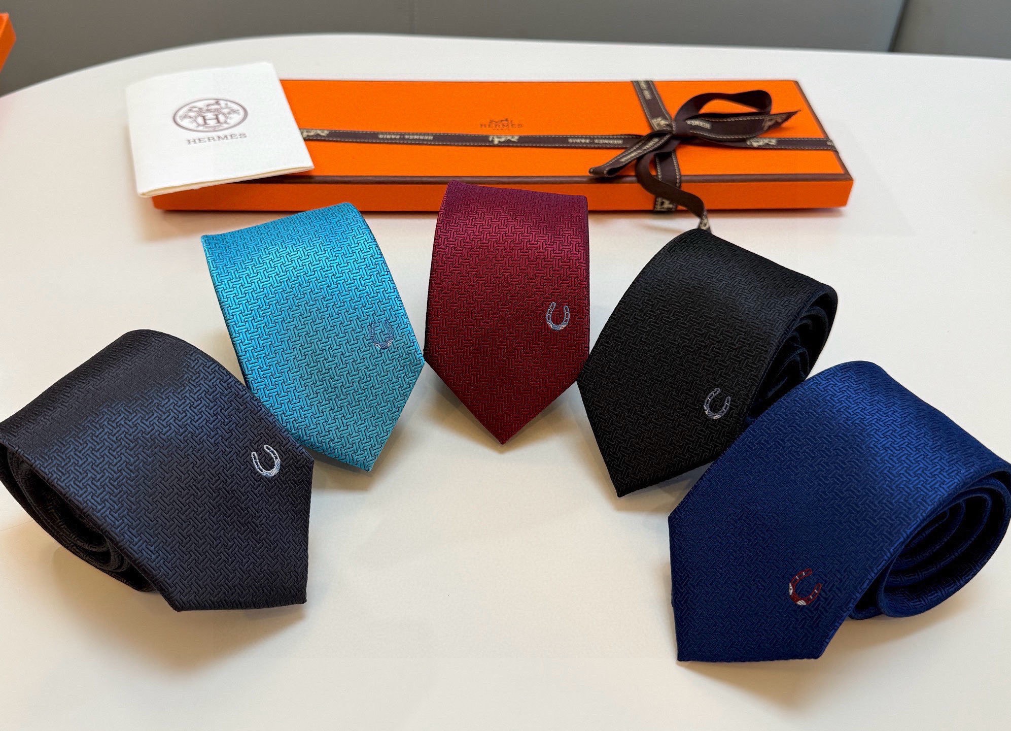 P🌾新款爱马仕领带，官方同步Unie Fer a Cheval领带 👔👔，稀有H家每年都有一千条不同印花