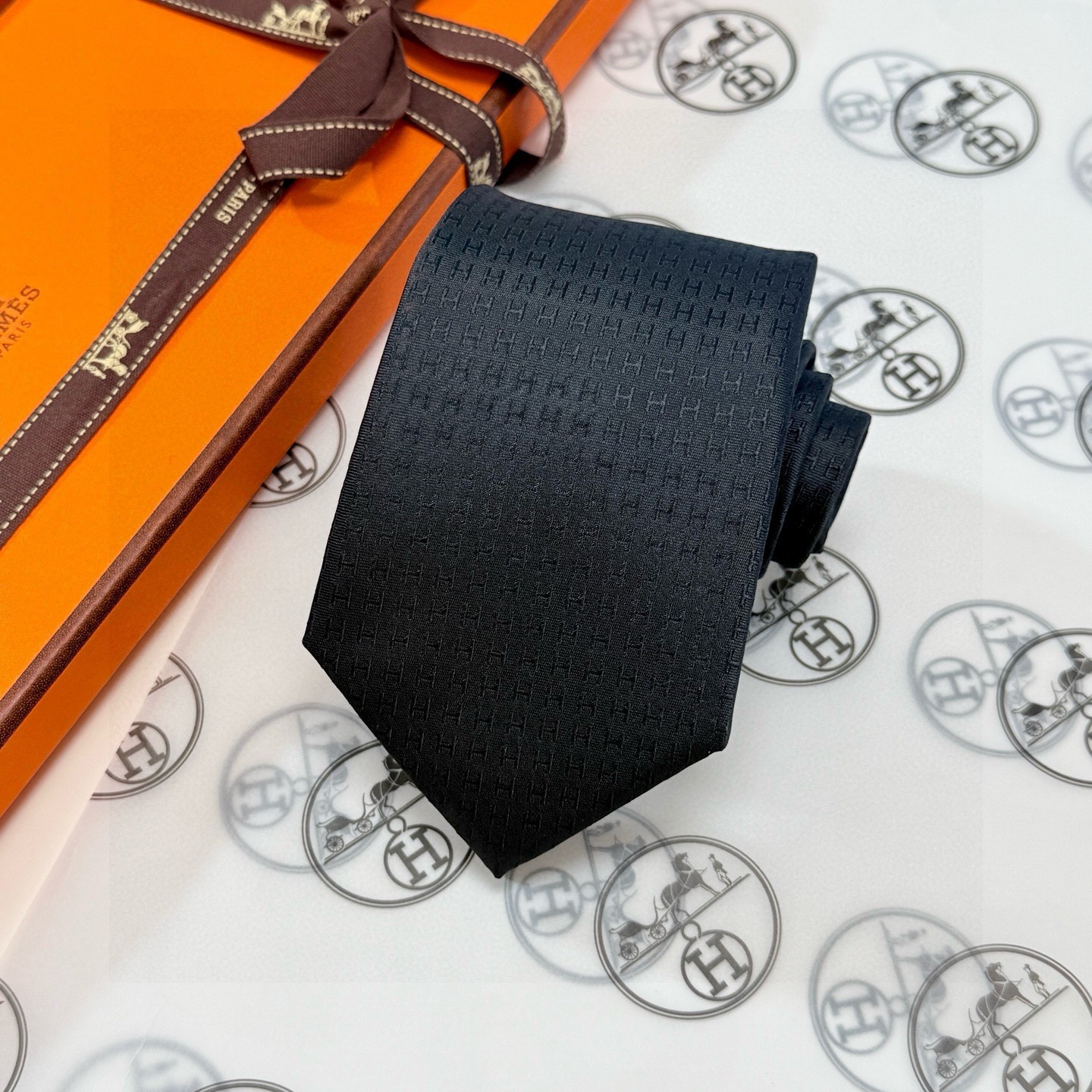 NO:710557,The first men's new tie series [H letter pattern tie], the rare H family has a thousand ties with different prints released every year. From the original geometric patterns to express equestrian activities, now the styles are much richer, with lively animals or daily life as the theme, allowing men to fully show their personality. Top-quality twill silk handmade custom ties, ties, real silk, ties19860909批男士新款领带系列【H字母图案领带】,稀有H家每年都有一千条不同印花的领带面世,从最初的多以几何图案表现骑术活动为主,到如今的款式则丰富得多,以活泼的动物或日常生活 事物为主题,让男士可以充分展示自己个性.顶级斜纹真丝手工定制领带,领带,real silk,ties,accessory