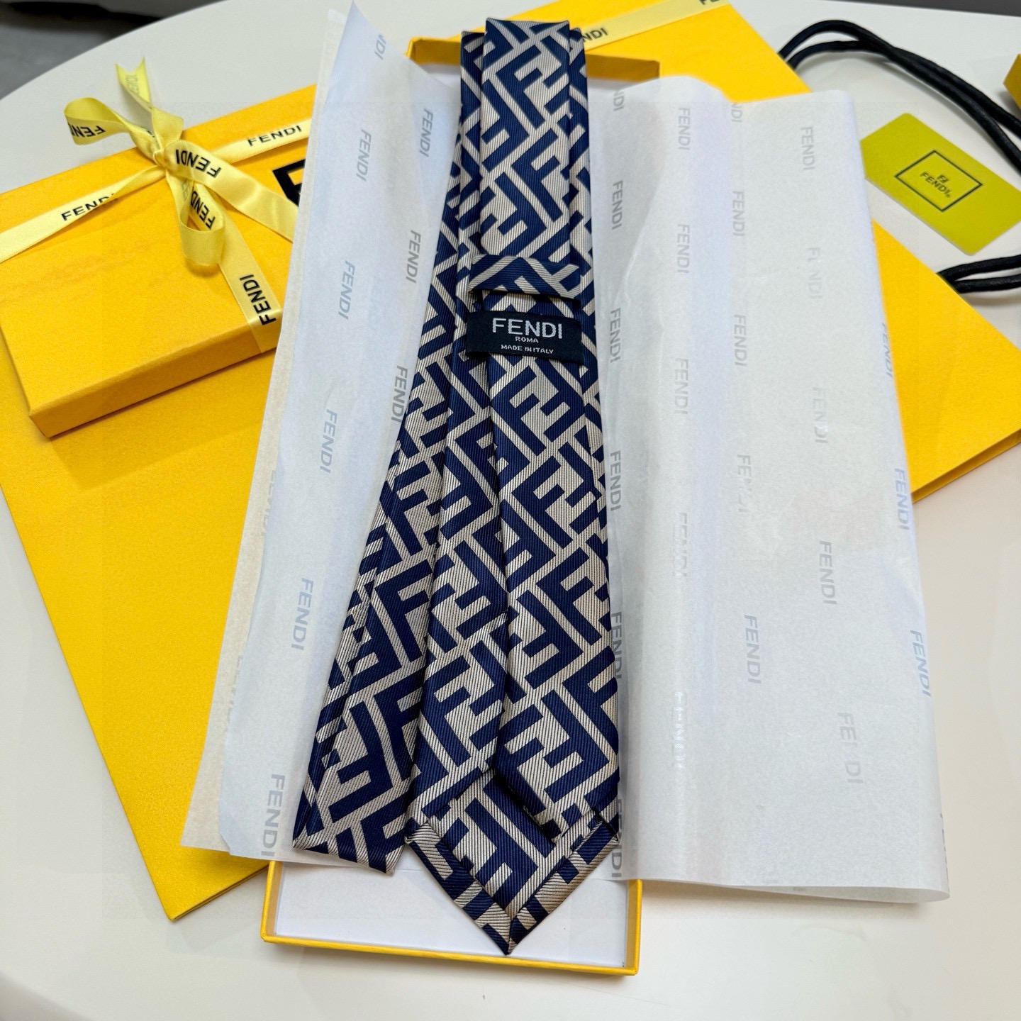 🌾实物真的很美，男士芬迪爆款领带👔👔，稀有😻😻展现精湛手工与时尚优雅的理想选择，这款采用F家最具标志性的
