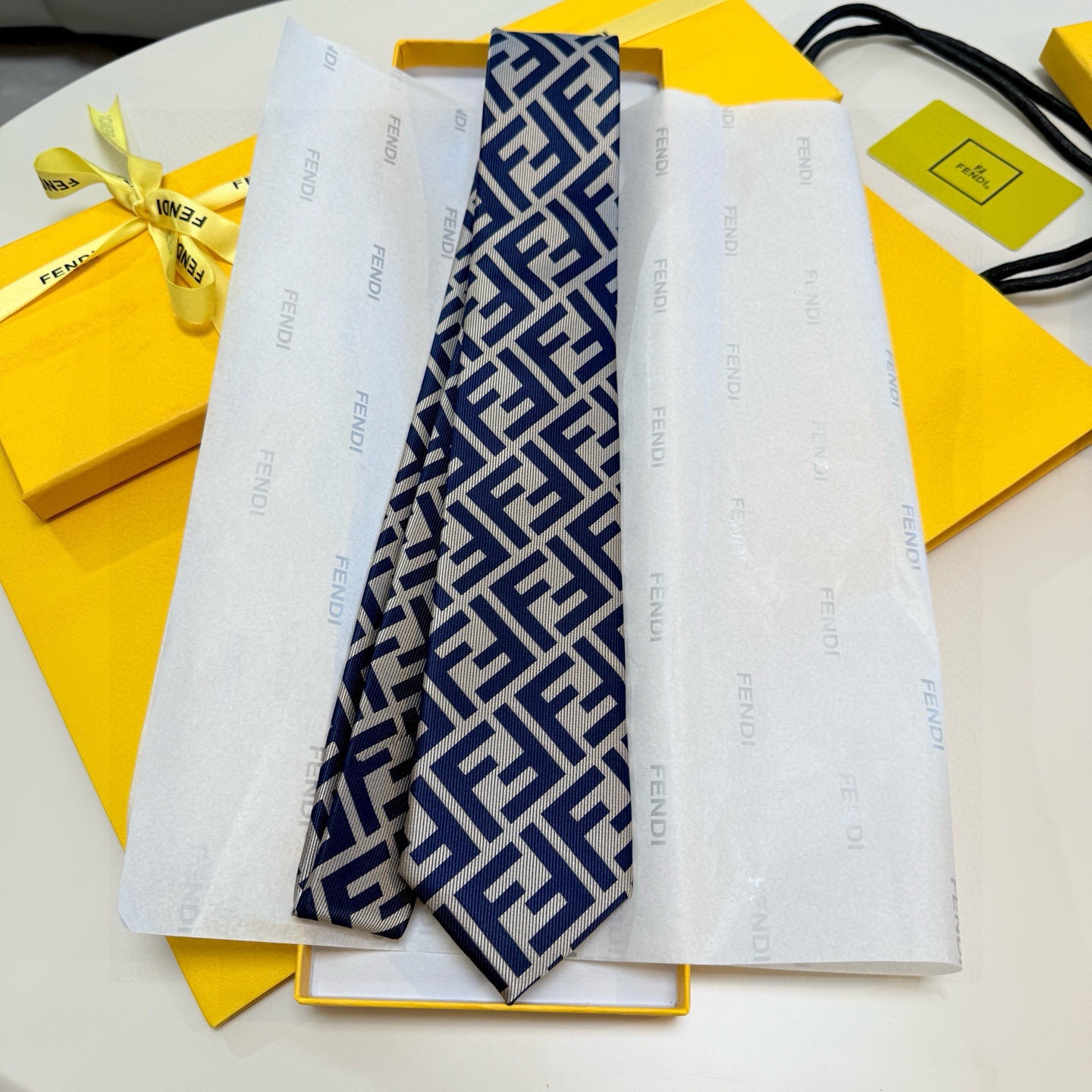 🌾实物真的很美，男士芬迪爆款领带👔👔，稀有😻😻展现精湛手工与时尚优雅的理想选择，这款采用F家最具标志性的