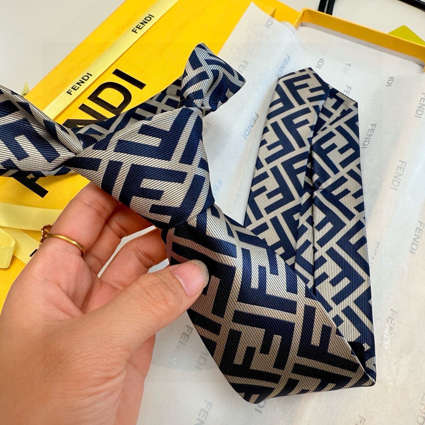 🌾实物真的很美，男士芬迪爆款领带👔👔，稀有😻😻展现精湛手工与时尚优雅的理想选择，这款采用F家最具标志性的