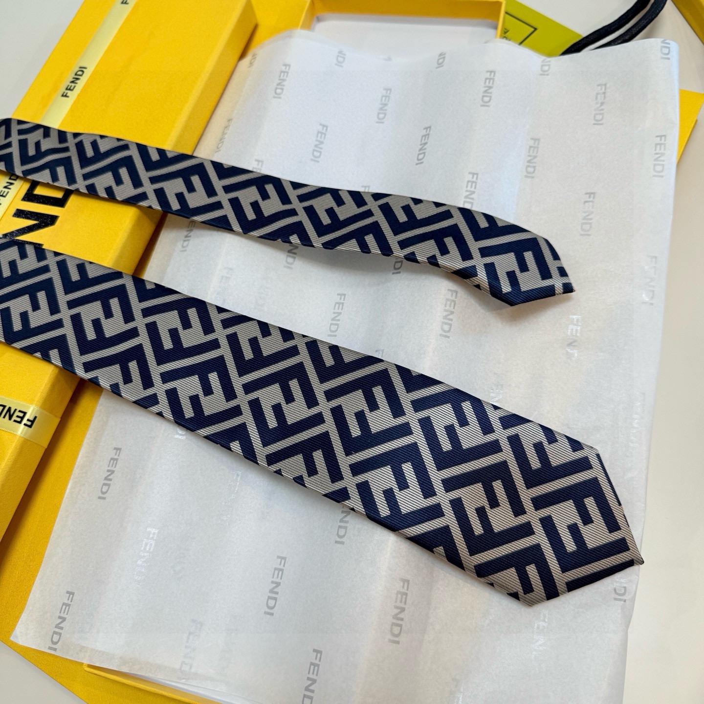 🌾实物真的很美，男士芬迪爆款领带👔👔，稀有😻😻展现精湛手工与时尚优雅的理想选择，这款采用F家最具标志性的