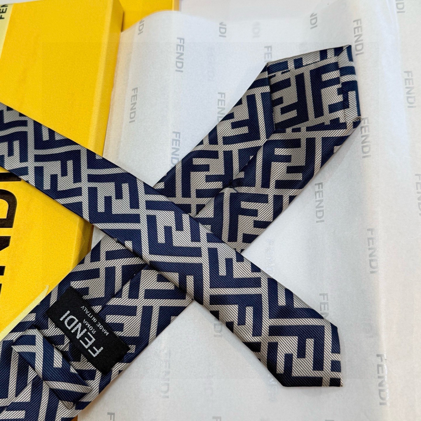 🌾实物真的很美，男士芬迪爆款领带👔👔，稀有😻😻展现精湛手工与时尚优雅的理想选择，这款采用F家最具标志性的