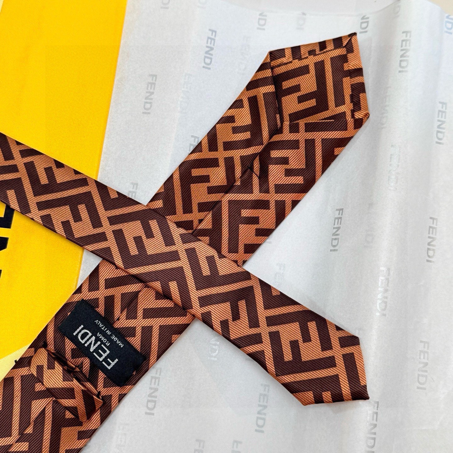 🌾实物真的很美，男士芬迪爆款领带👔👔，稀有😻😻展现精湛手工与时尚优雅的理想选择，这款采用F家最具标志性的