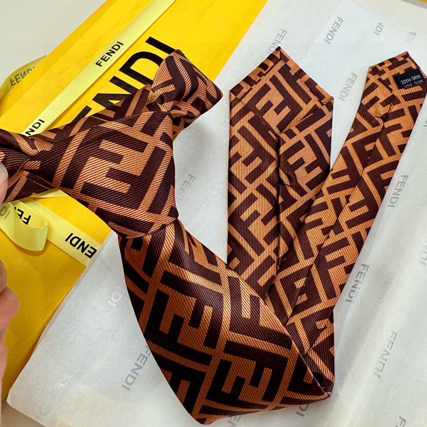 🌾实物真的很美，男士芬迪爆款领带👔👔，稀有😻😻展现精湛手工与时尚优雅的理想选择，这款采用F家最具标志性的