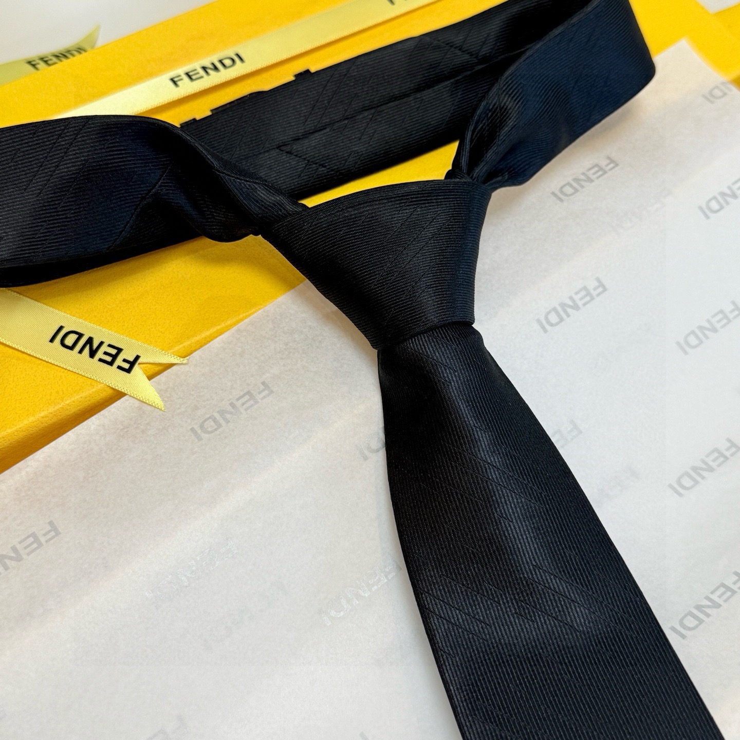 🌾实物真的很美，男士芬迪爆款领带👔👔，稀有😻😻展现精湛手工与时尚优雅的理想选择，这款采用F家最具标志性的