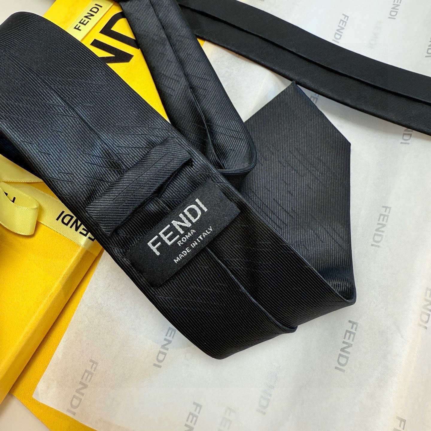 🌾实物真的很美，男士芬迪爆款领带👔👔，稀有😻😻展现精湛手工与时尚优雅的理想选择，这款采用F家最具标志性的