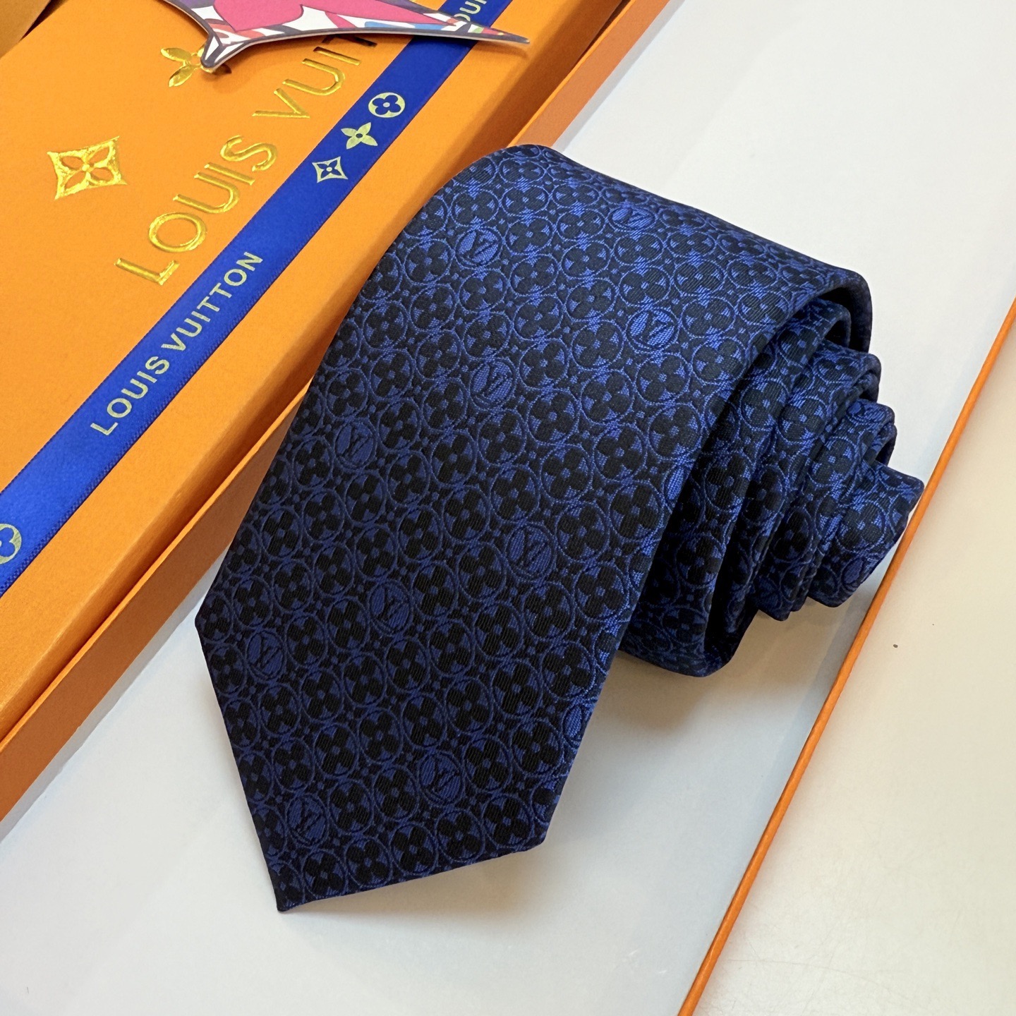 P🌾LV官方新款 男士领带系列MonogramFlower领带创意诠释品牌元素，为连绵图案穿插品牌学母，