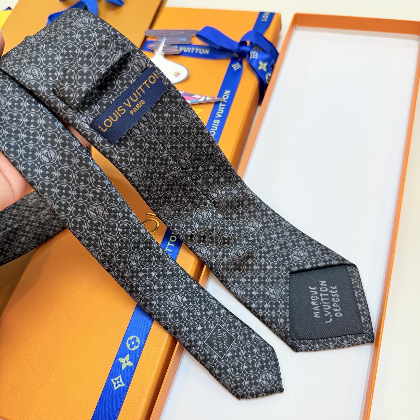 P🌾LV官方新款 男士领带系列MonogramFlower领带创意诠释品牌元素，为连绵图案穿插品牌学母，