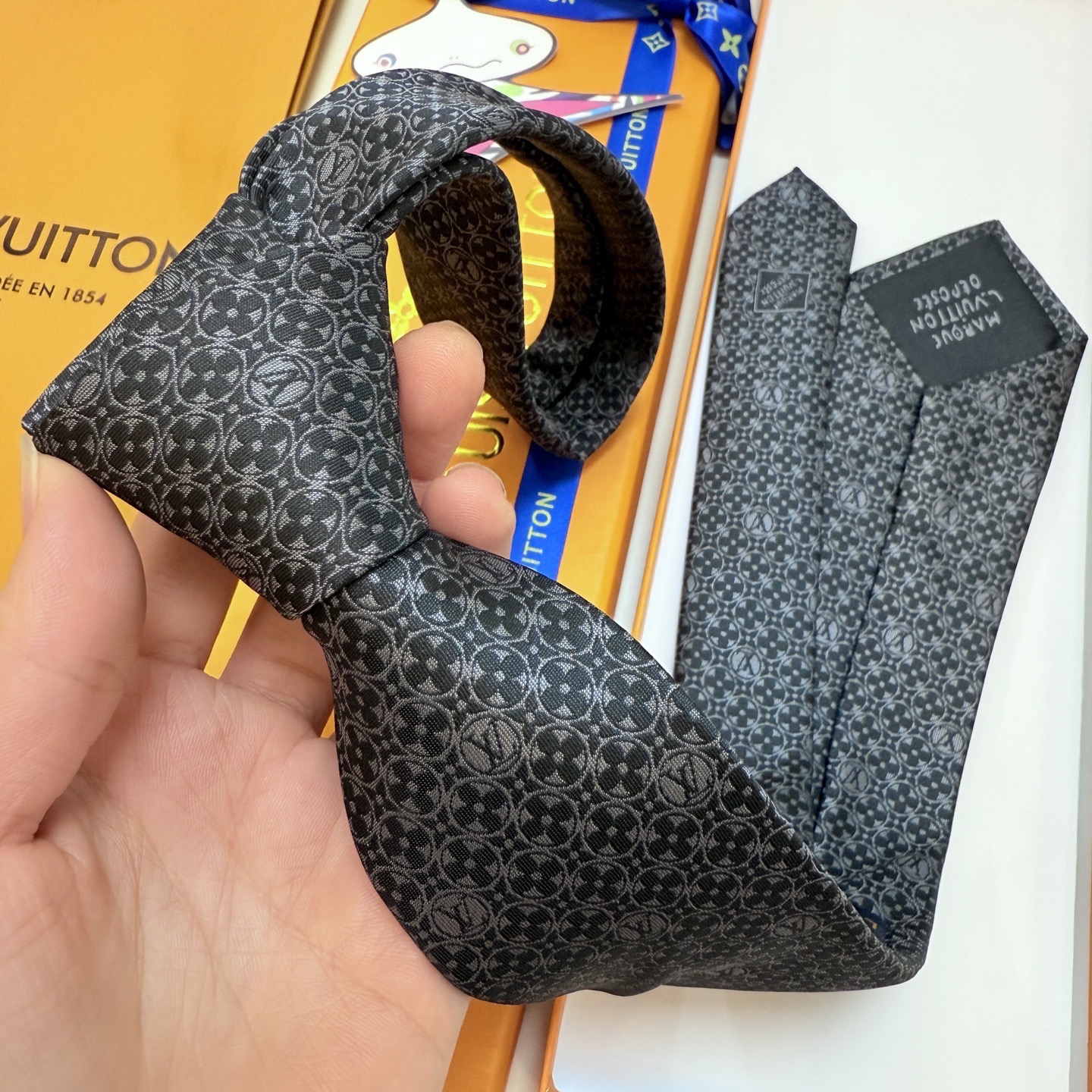 P🌾LV官方新款 男士领带系列MonogramFlower领带创意诠释品牌元素，为连绵图案穿插品牌学母，