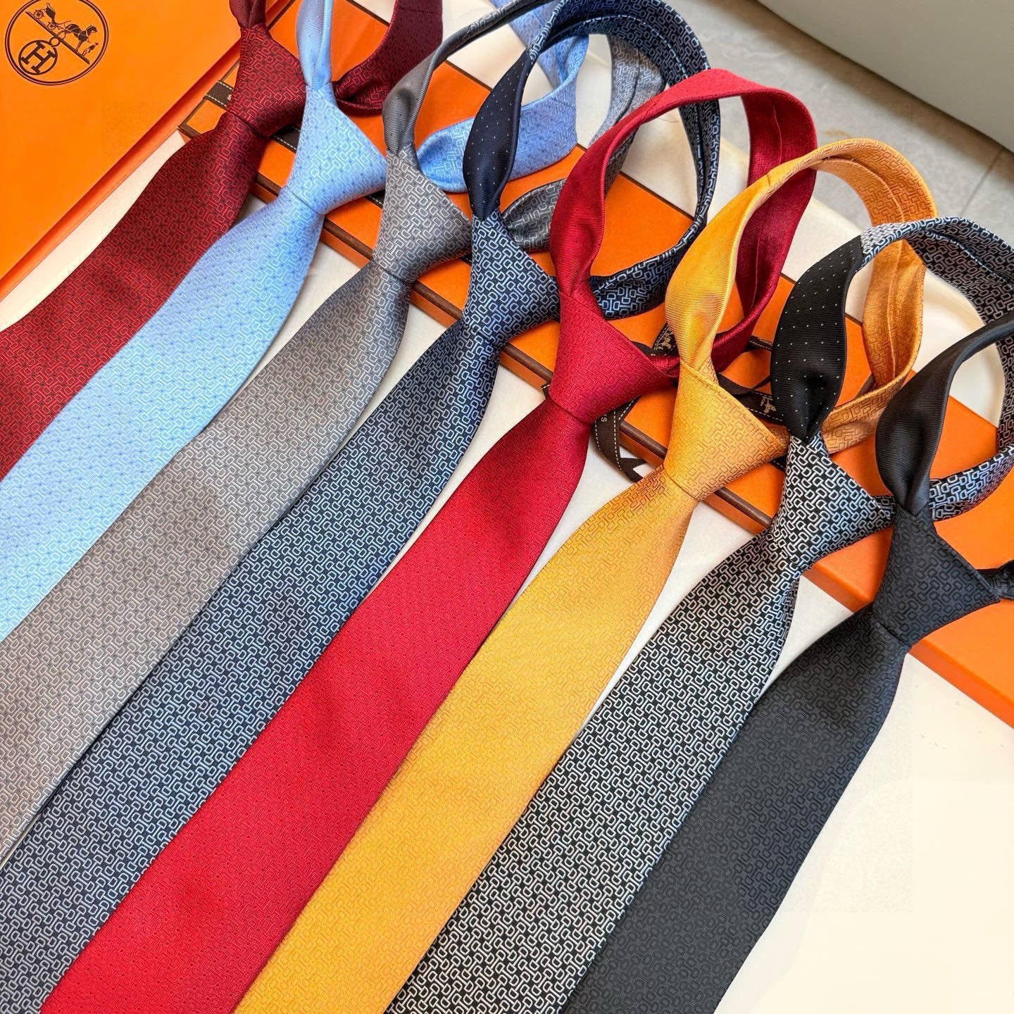 🌾 官方新款男士领带，8色，稀有爱马仕家每年都有一千条不同印花的领带面世，从最初的多以几何图案表现骑术活
