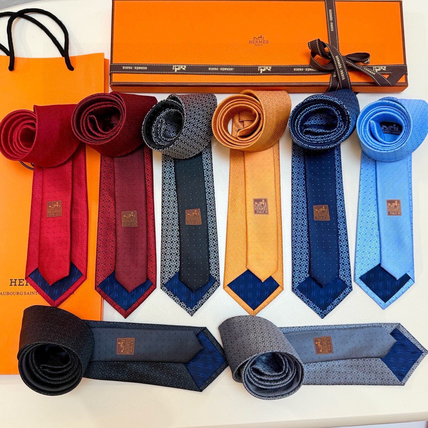 🌾 官方新款男士领带，8色，稀有爱马仕家每年都有一千条不同印花的领带面世，从最初的多以几何图案表现骑术活