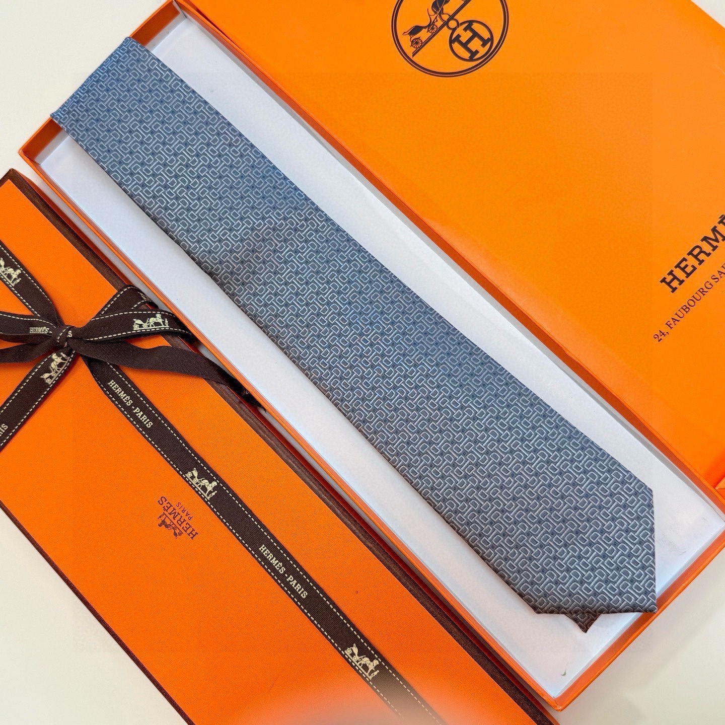 🌾 官方新款男士领带，8色，稀有爱马仕家每年都有一千条不同印花的领带面世，从最初的多以几何图案表现骑术活