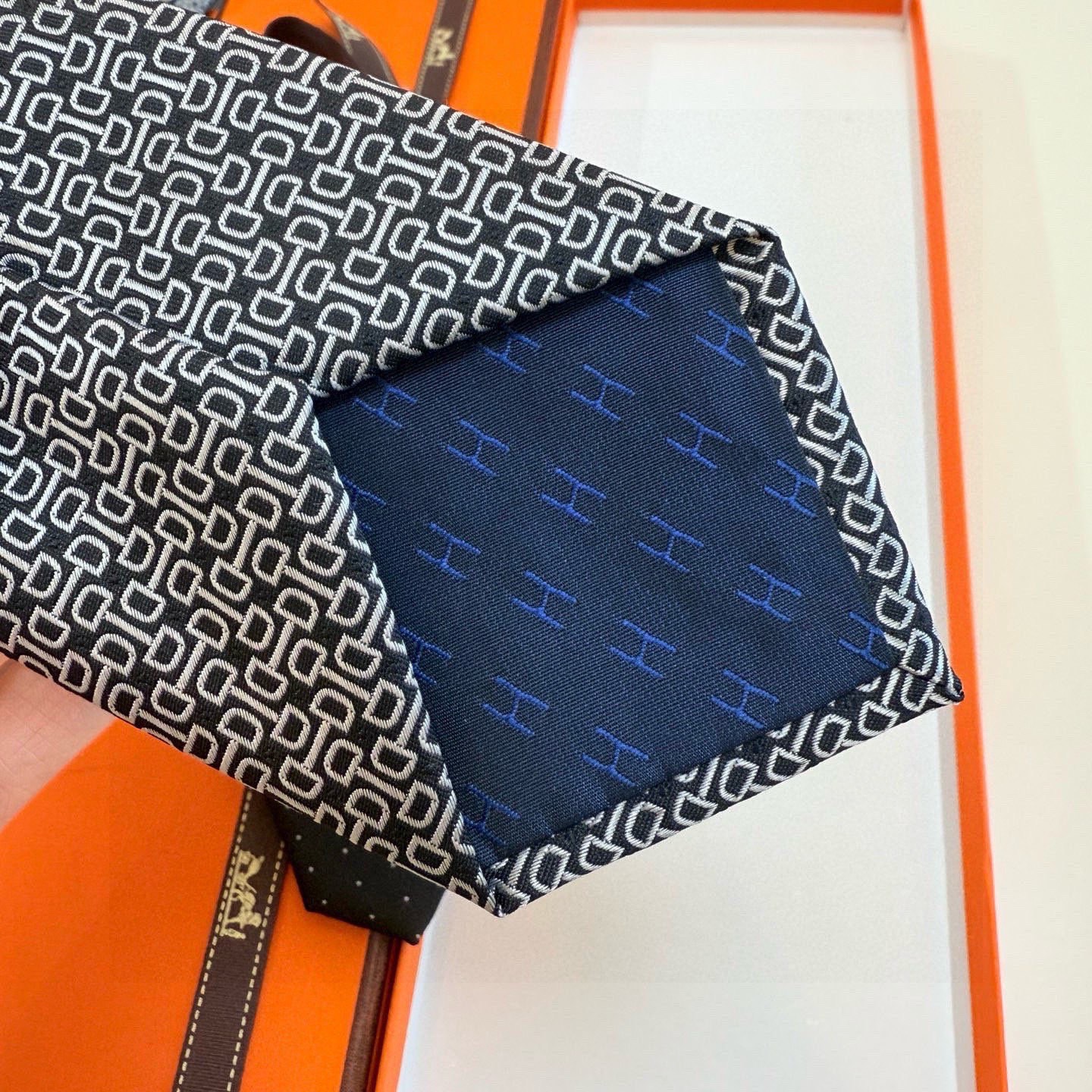 🌾 官方新款男士领带，8色，稀有爱马仕家每年都有一千条不同印花的领带面世，从最初的多以几何图案表现骑术活