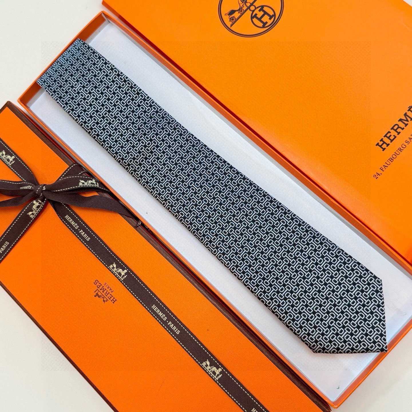 🌾 官方新款男士领带，8色，稀有爱马仕家每年都有一千条不同印花的领带面世，从最初的多以几何图案表现骑术活