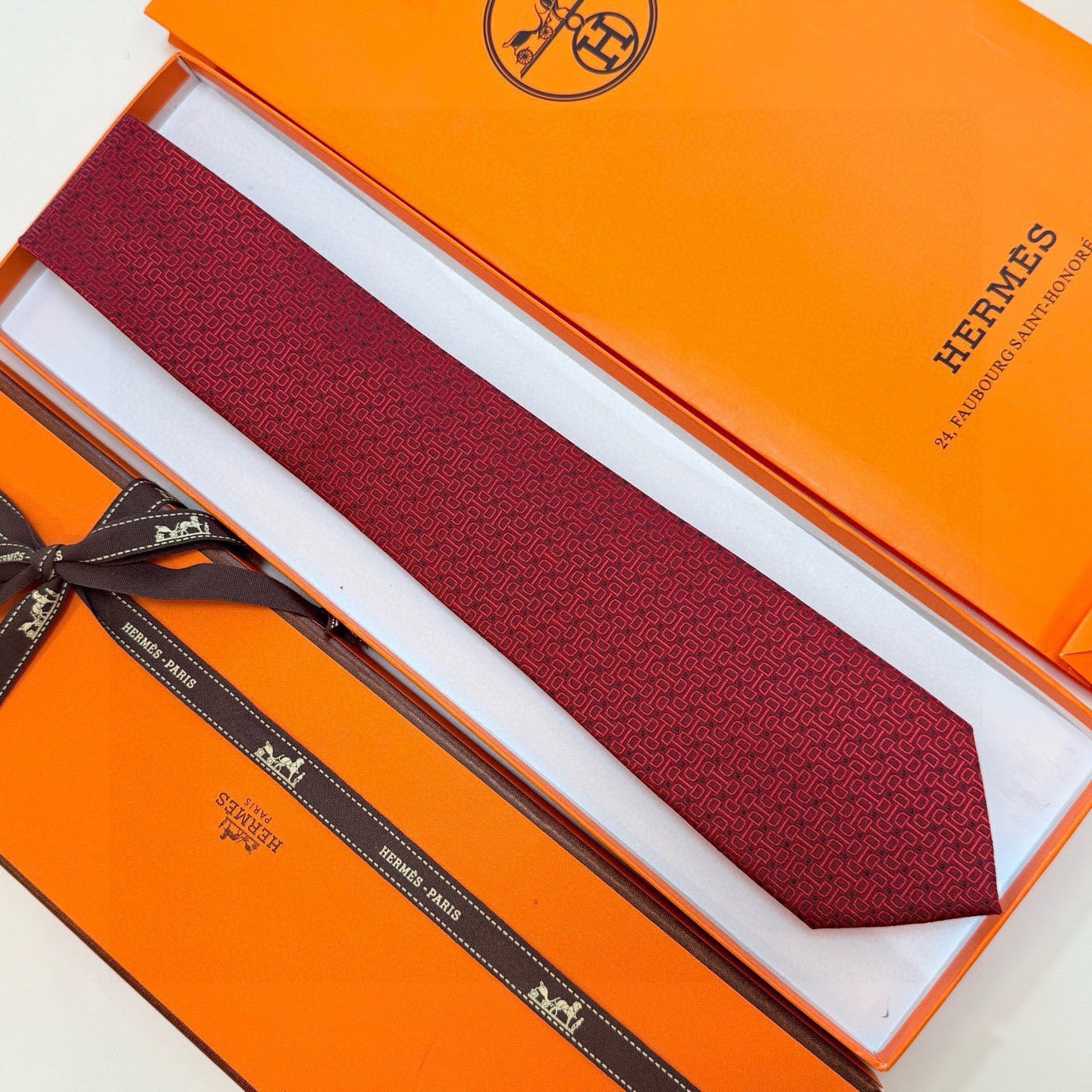 🌾 官方新款男士领带，8色，稀有爱马仕家每年都有一千条不同印花的领带面世，从最初的多以几何图案表现骑术活