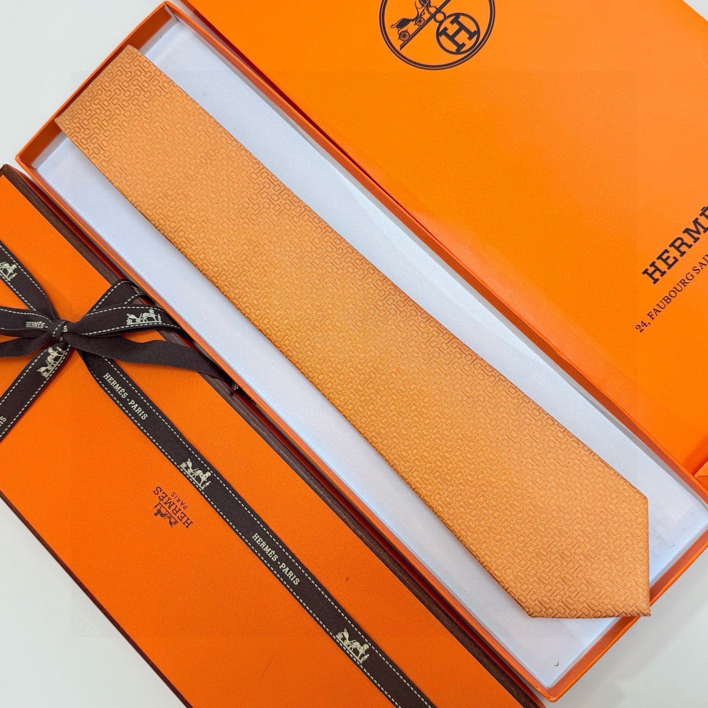 🌾 官方新款男士领带，8色，稀有爱马仕家每年都有一千条不同印花的领带面世，从最初的多以几何图案表现骑术活
