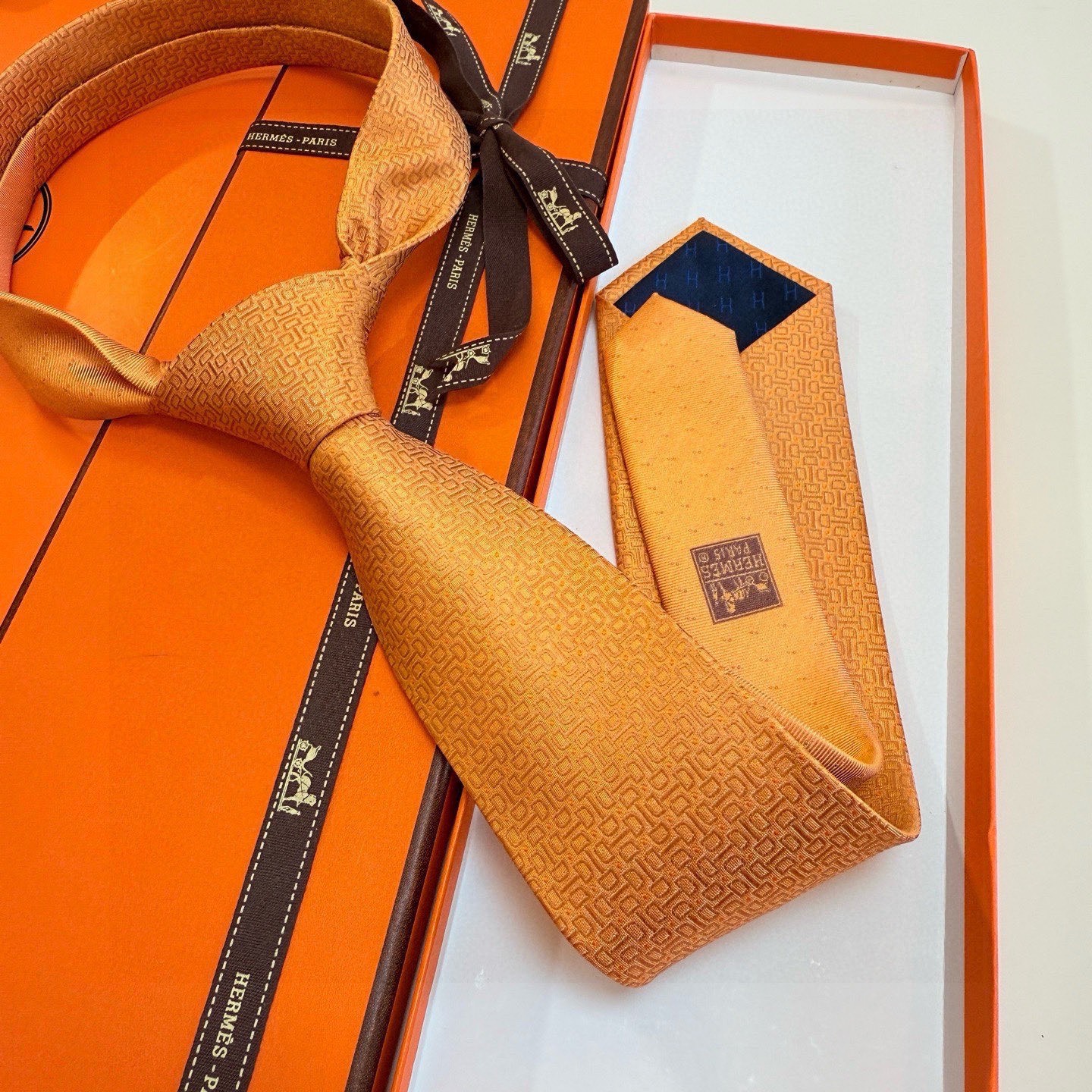 🌾 官方新款男士领带，8色，稀有爱马仕家每年都有一千条不同印花的领带面世，从最初的多以几何图案表现骑术活