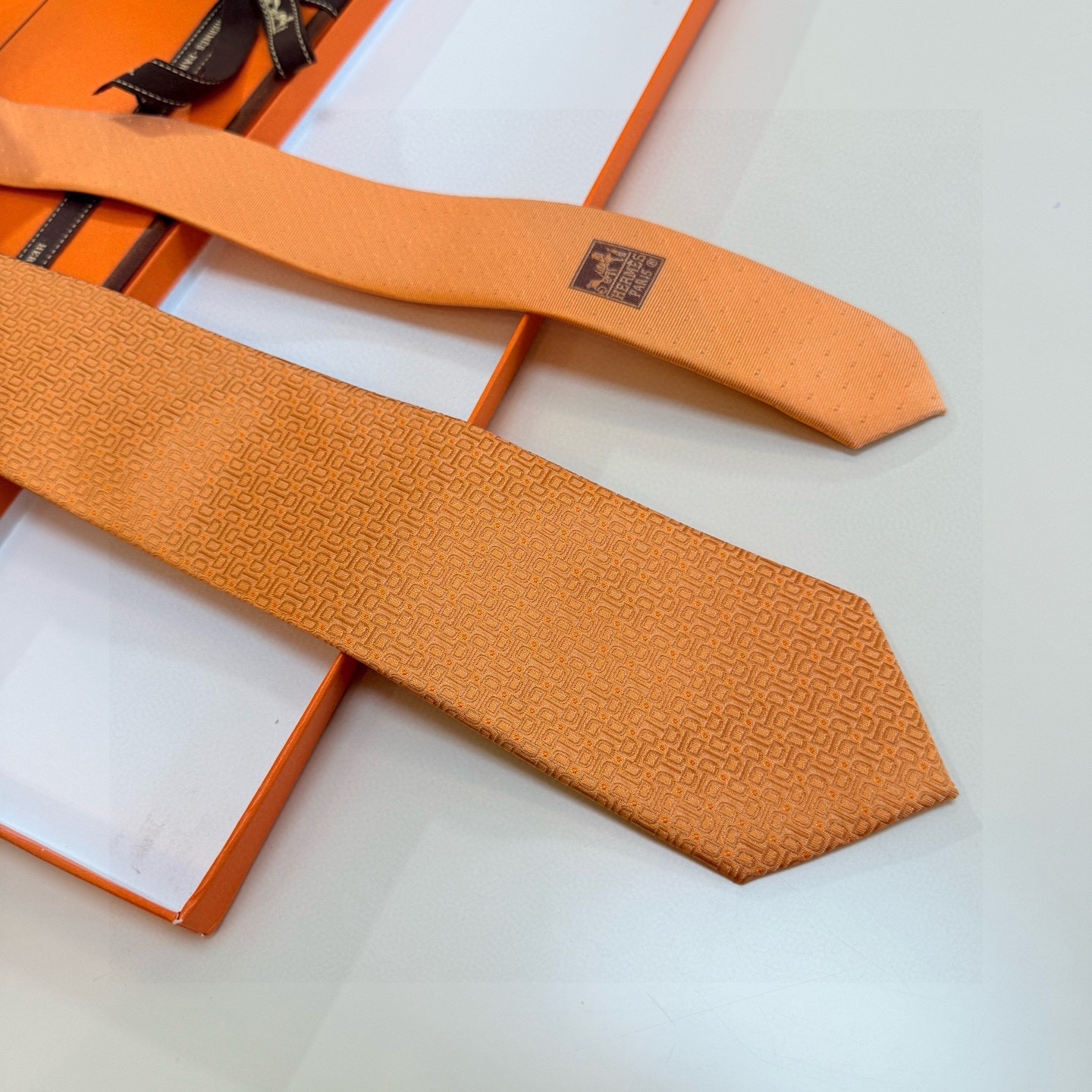 🌾 官方新款男士领带，8色，稀有爱马仕家每年都有一千条不同印花的领带面世，从最初的多以几何图案表现骑术活