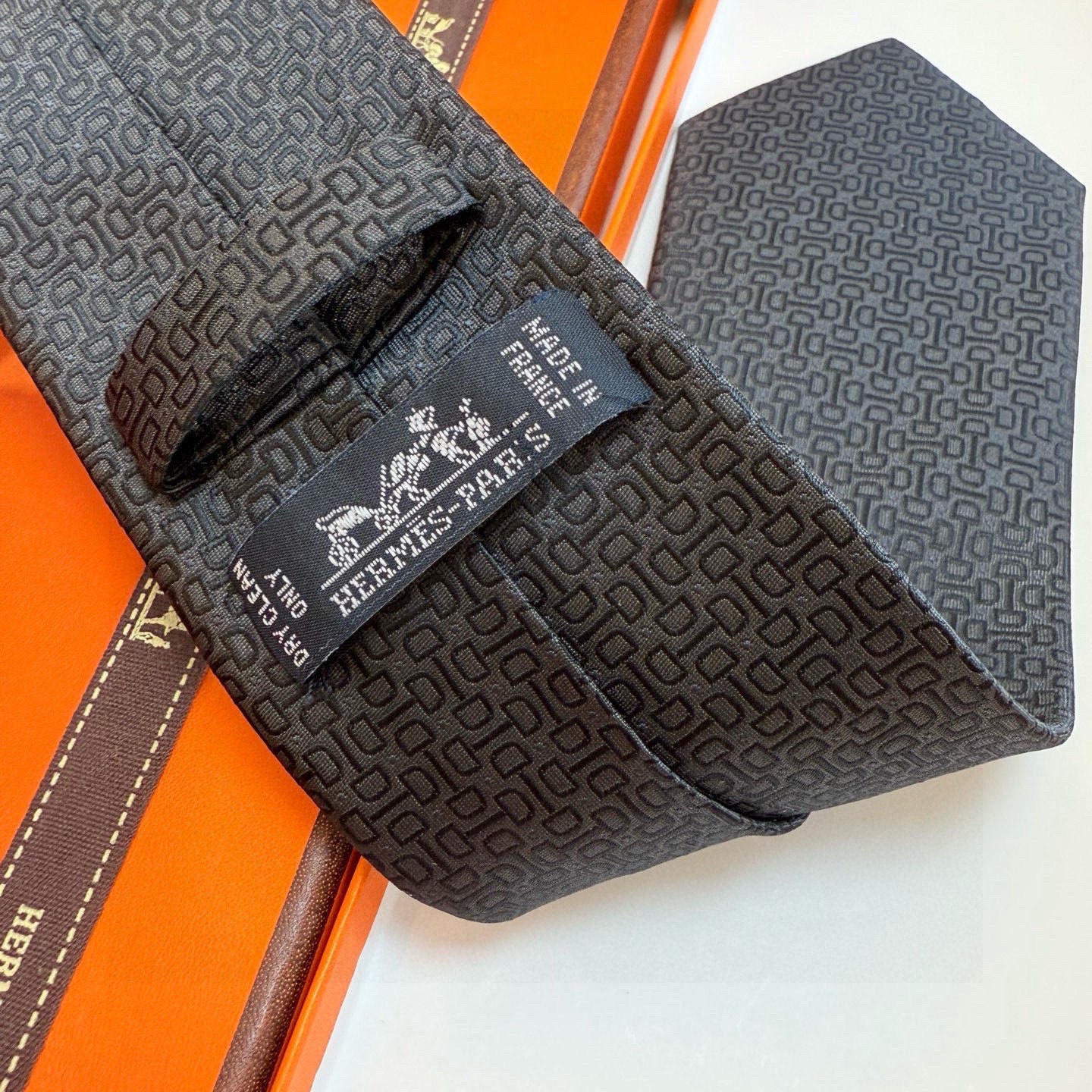 🌾 官方新款男士领带，8色，稀有爱马仕家每年都有一千条不同印花的领带面世，从最初的多以几何图案表现骑术活